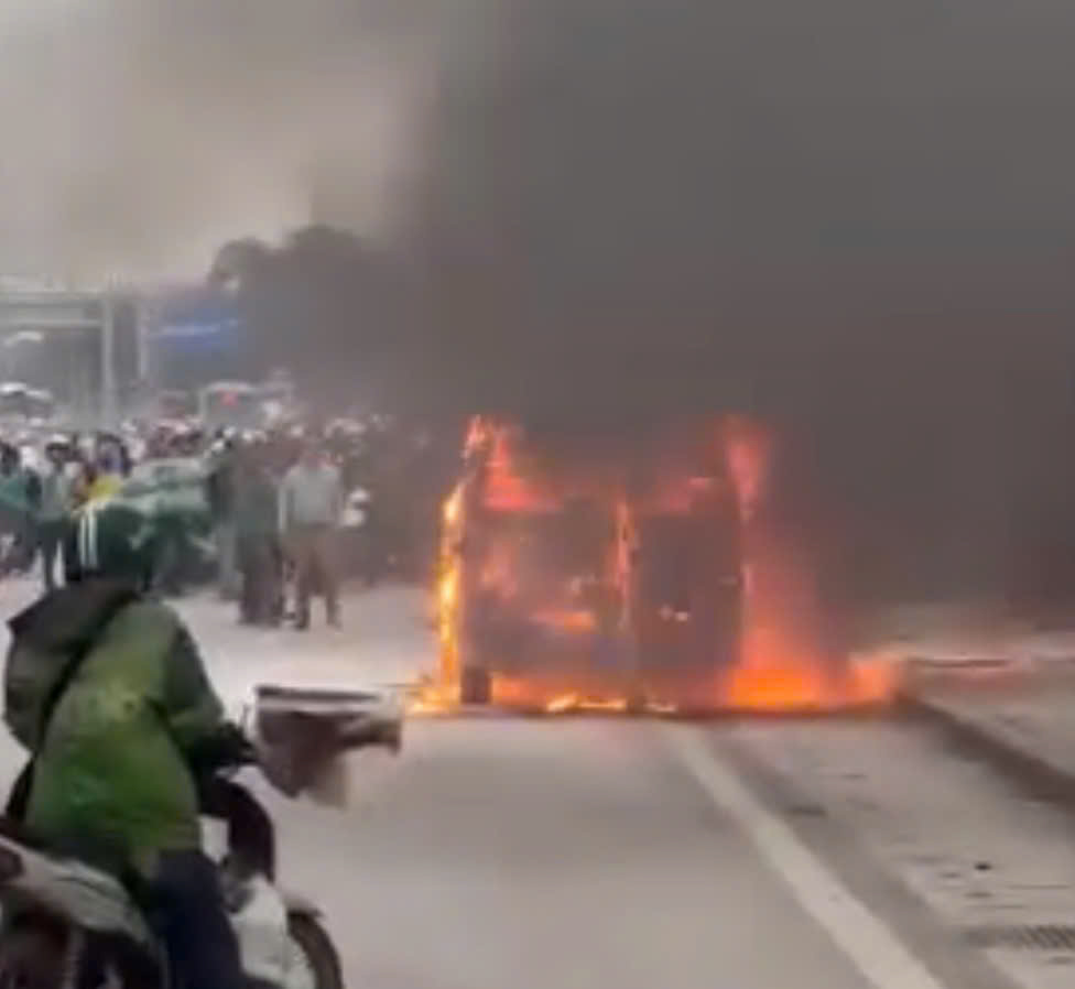 Autobrand tijdens de spits, ernstige verkeersopstopping - Foto 1. Cháy ô tô vào giờ cao điểm, ùn tắc giao thông nghiêm trọng- Ảnh 1.
