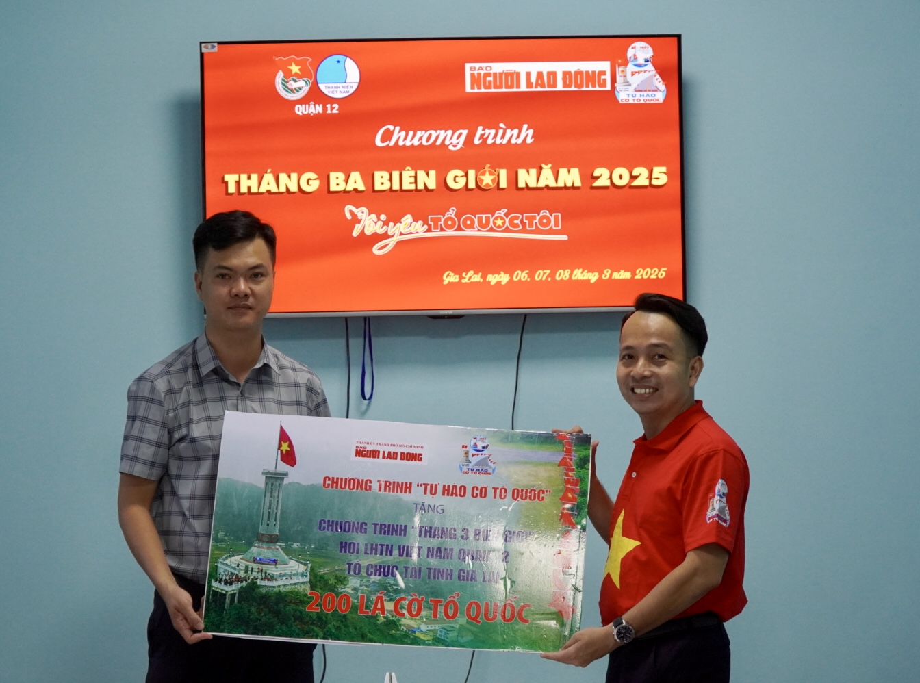 Η εφημερίδα Nguoi Lao Dong απένειμε εθνικές σημαίες και υποτροφίες στην Ένωση Νέων της Περιφέρειας 12 - Φωτογραφία 1. Báo Người Lao Động trao cờ Tổ quốc, học bổng đến Quận đoàn 12- Ảnh 1.