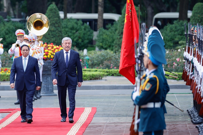 Thủ tướng Phạm Minh Chính chủ trì lễ đón chính thức Thủ tướng Kyrgyzstan- Ảnh 1.