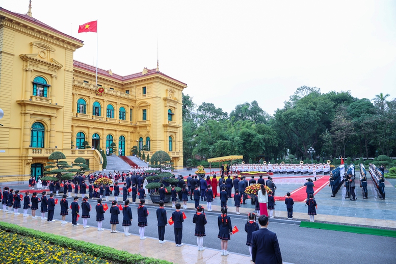 Thủ tướng Phạm Minh Chính chủ trì lễ đón chính thức Thủ tướng Kyrgyzstan- Ảnh 4.