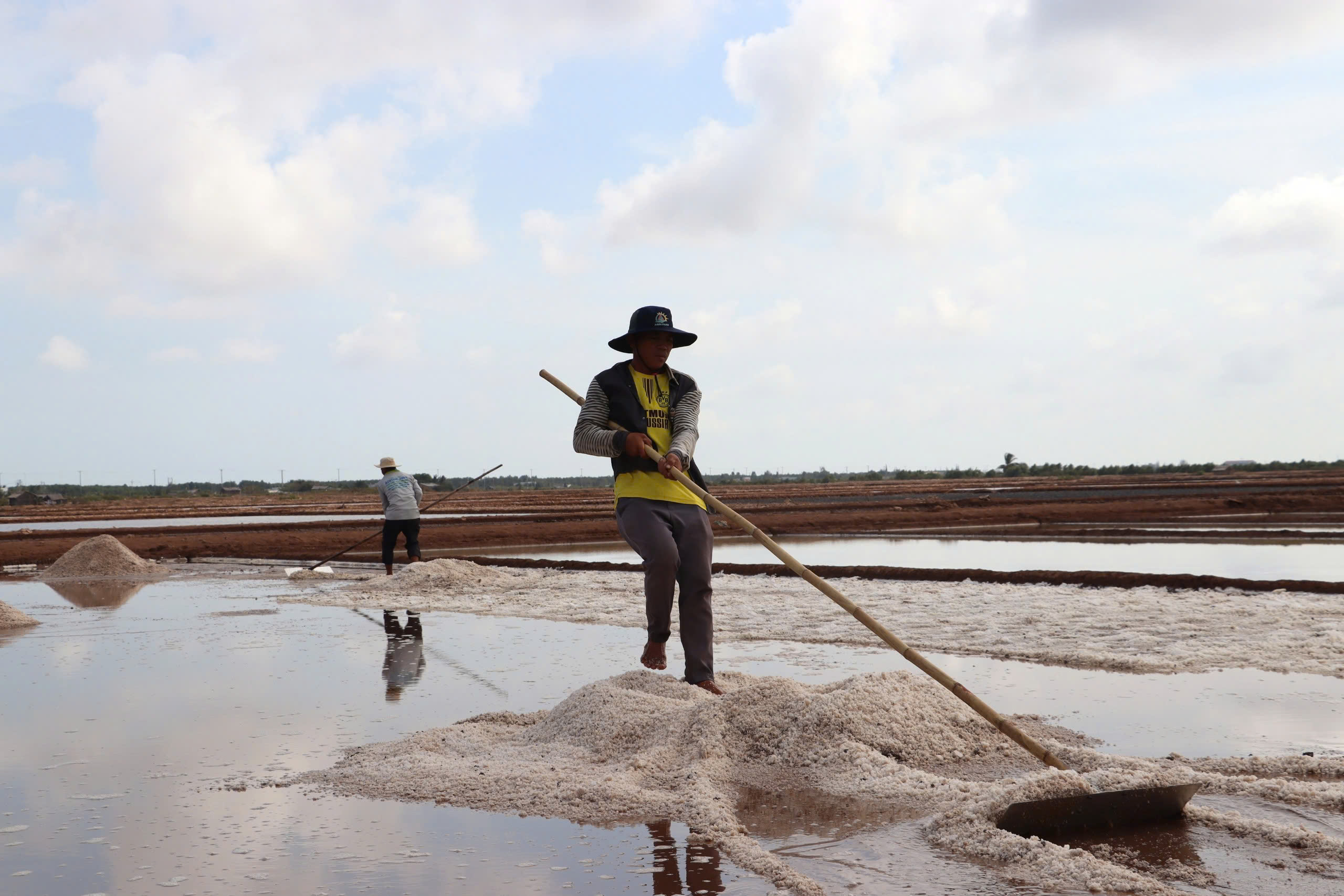 Başbakan Yardımcısı Tran Hong Ha: Bir yağmur tuz çiftçilerinin çabalarını değiştirdi Phó Thủ tướng Trần Hồng Hà: 1 cơn mưa biến công sức diêm dân