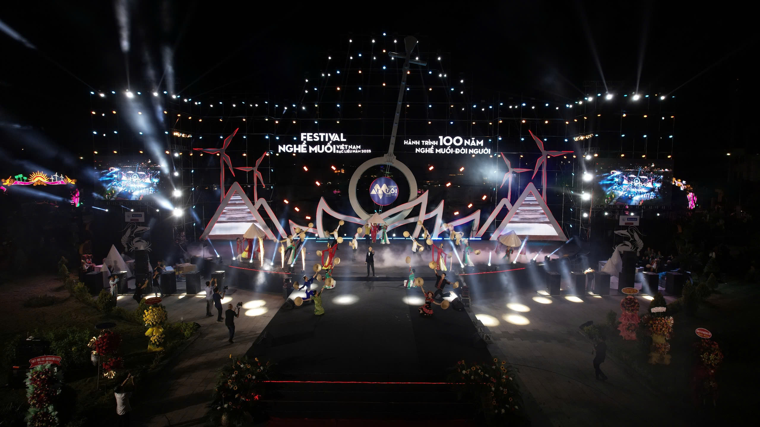 Başbakan Yardımcısı Tran Hong Ha: Bir yağmur tuz çiftçilerinin çabalarını değiştirdi Phó Thủ tướng Trần Hồng Hà: 1 cơn mưa biến công sức diêm dân