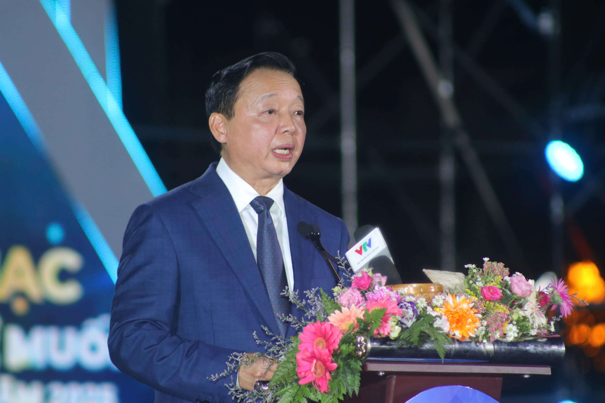 Başbakan Yardımcısı Tran Hong Ha: Bir yağmur tuz çiftçilerinin çabalarını değiştirdi Phó Thủ tướng Trần Hồng Hà: 1 cơn mưa biến công sức diêm dân