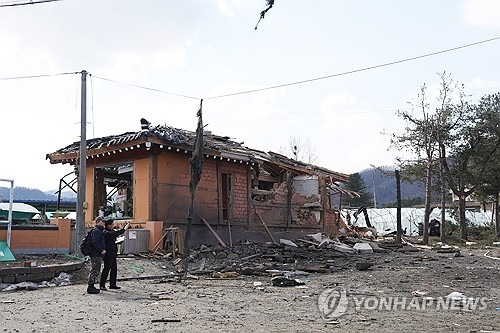 Một tòa nhà bị hư hại do máy bay chiến đấu ném bom nhầm ở Pocheon, cách Seoul khoảng 40 km về phía Bắc, ngày 6-3.  Ảnh: Yonhap