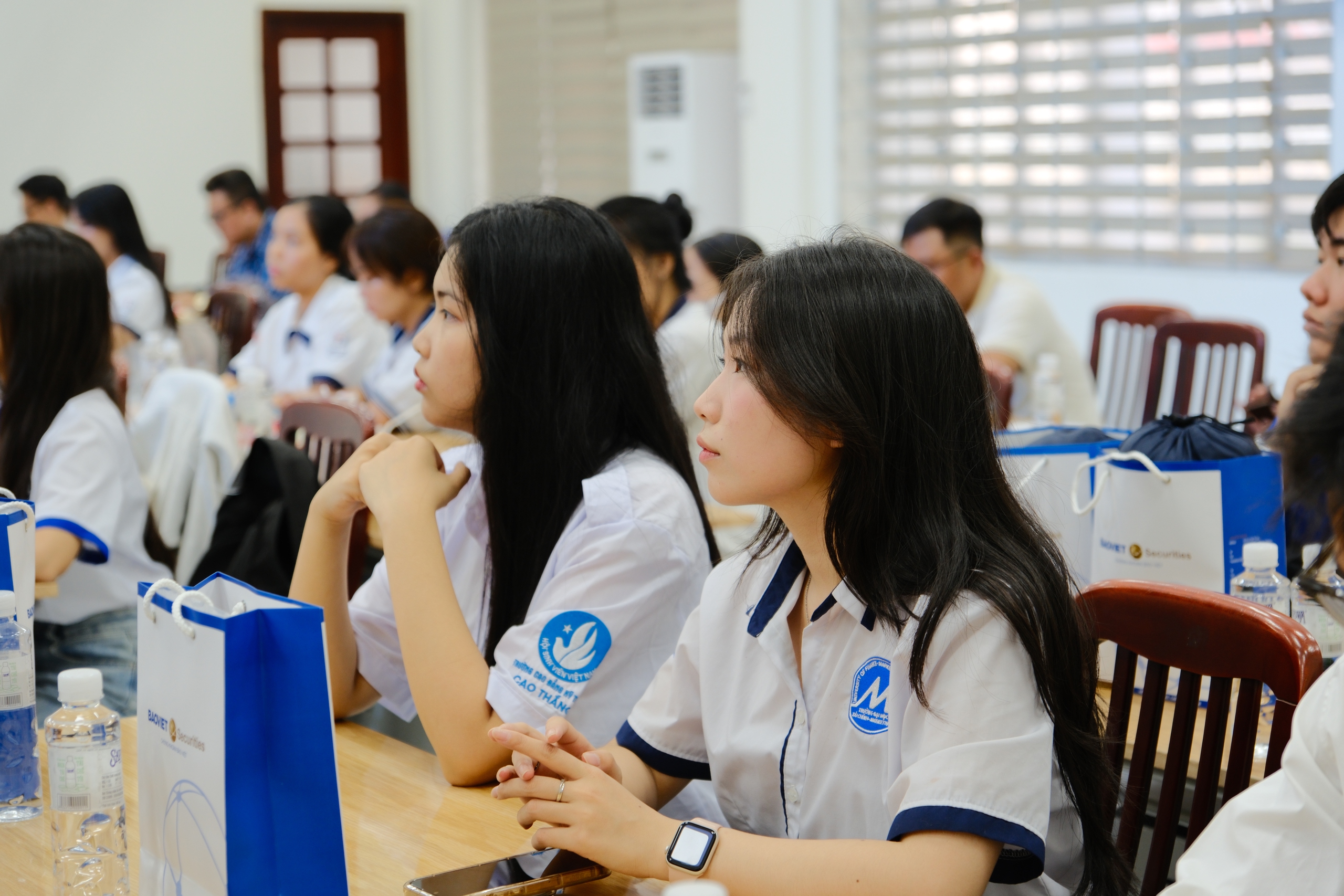 مشکل حالات میں طلباء کی مدد کے لیے مزید وظائف - تصویر 3۔ Thêm học bổng tiếp sức sinh viên có hoàn cảnh khó khăn- Ảnh 3.