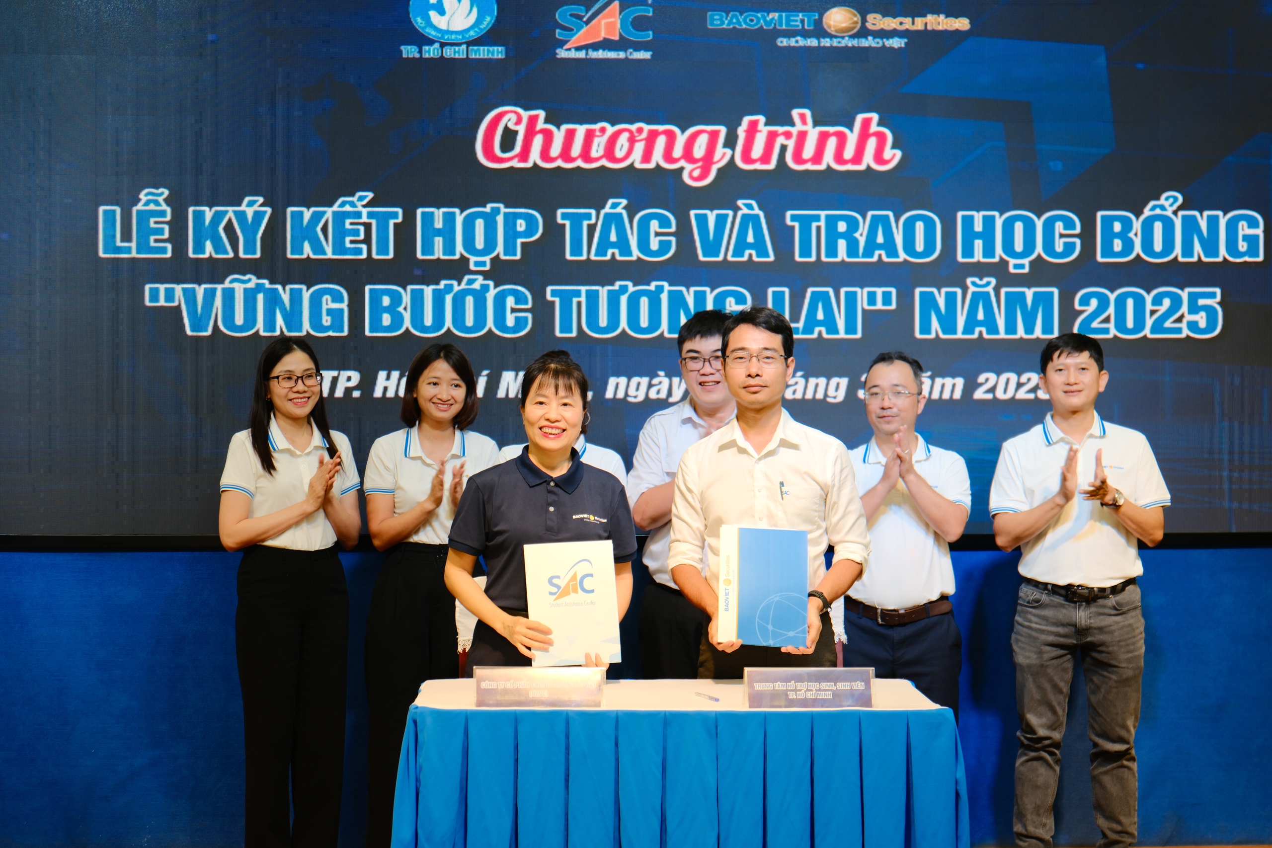 مشکل حالات میں طلباء کی مدد کے لیے مزید وظائف - تصویر 1۔ Thêm học bổng tiếp sức sinh viên có hoàn cảnh khó khăn- Ảnh 1.