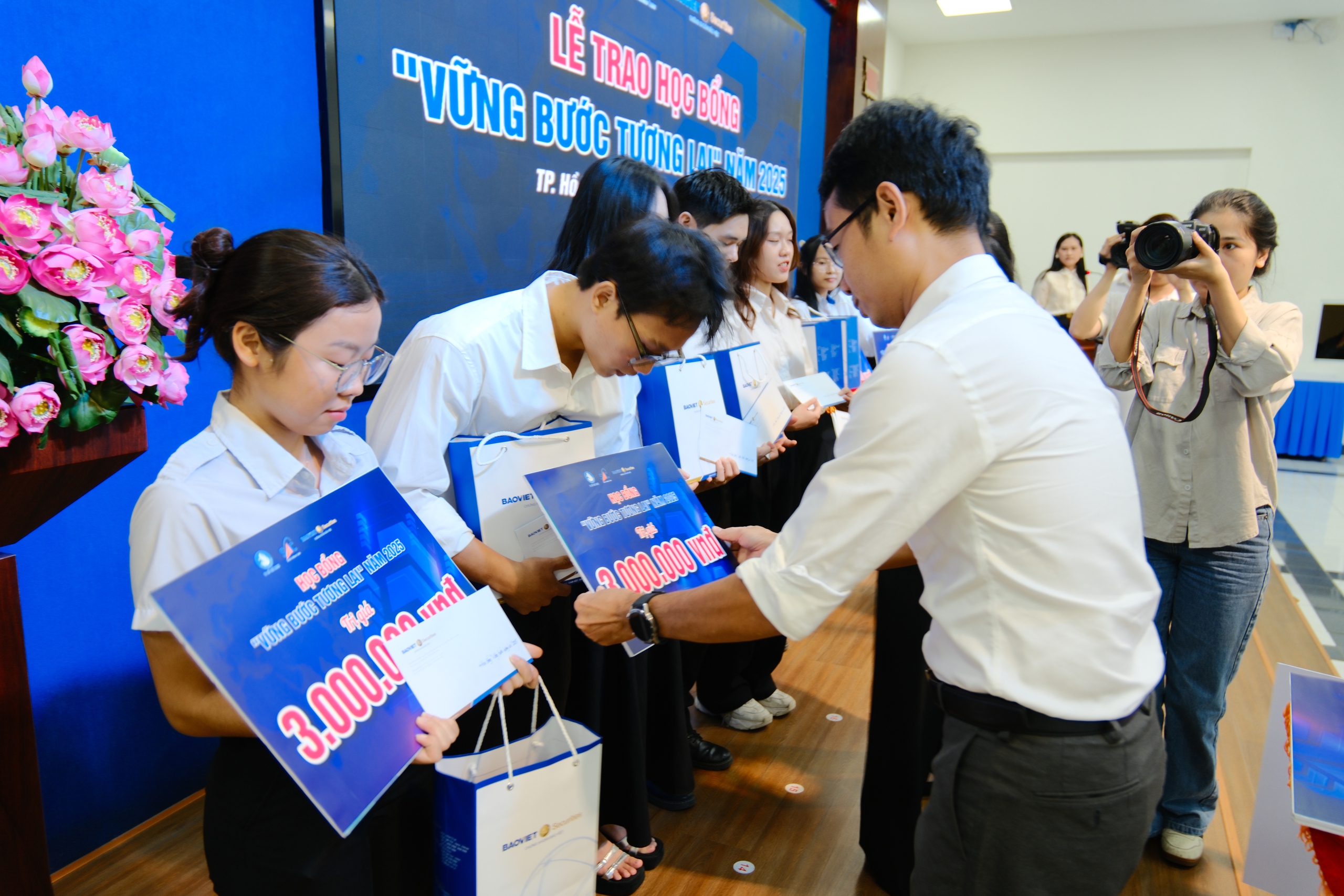 مشکل حالات میں طلباء کی مدد کے لیے مزید وظائف - تصویر 4۔ Thêm học bổng tiếp sức sinh viên có hoàn cảnh khó khăn- Ảnh 4.