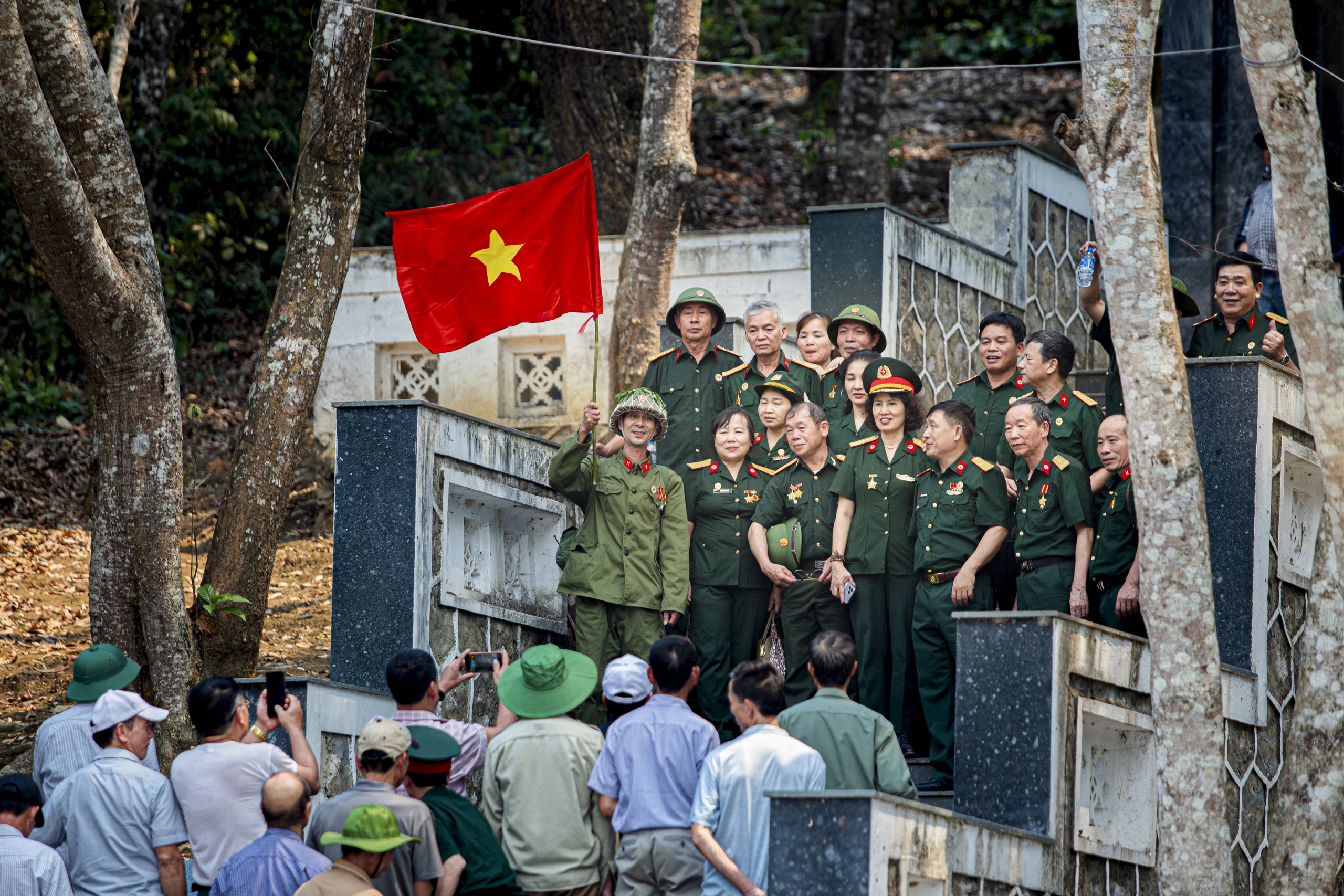 Tôi – Anh – Chúng ta những người xa lạ dưới lá cờ Tổ quốc. Ảnh: TRẦN DŨNG