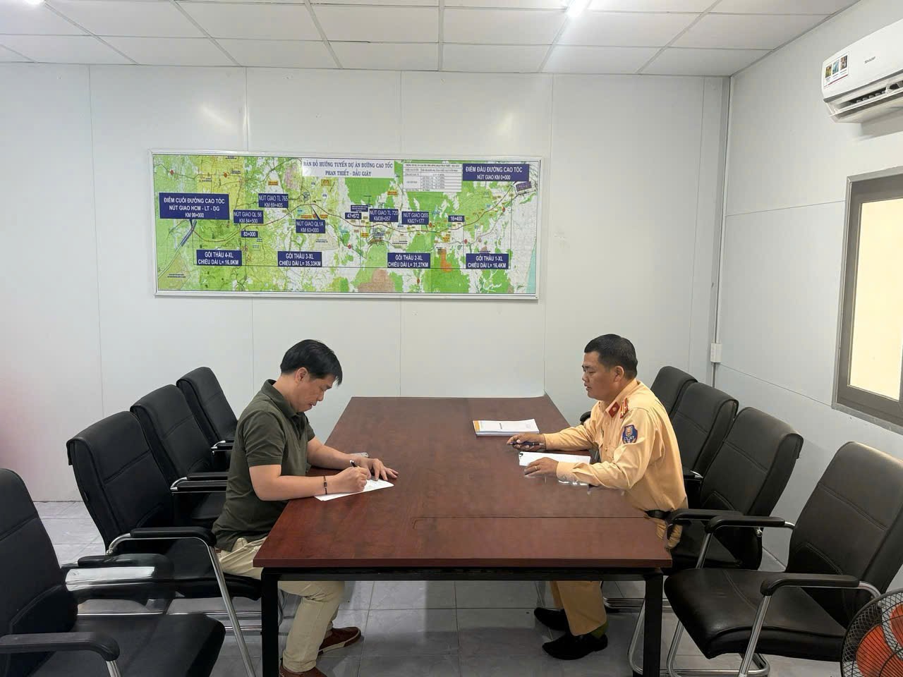 Driving against traffic on the highway access road: Driver from Binh Thuan says he Vụ chạy ngược chiều trên đường dẫn cao tốc: Người lái
ngụ Bình Thuận nói “rẽ nhầm”- Ảnh 2.