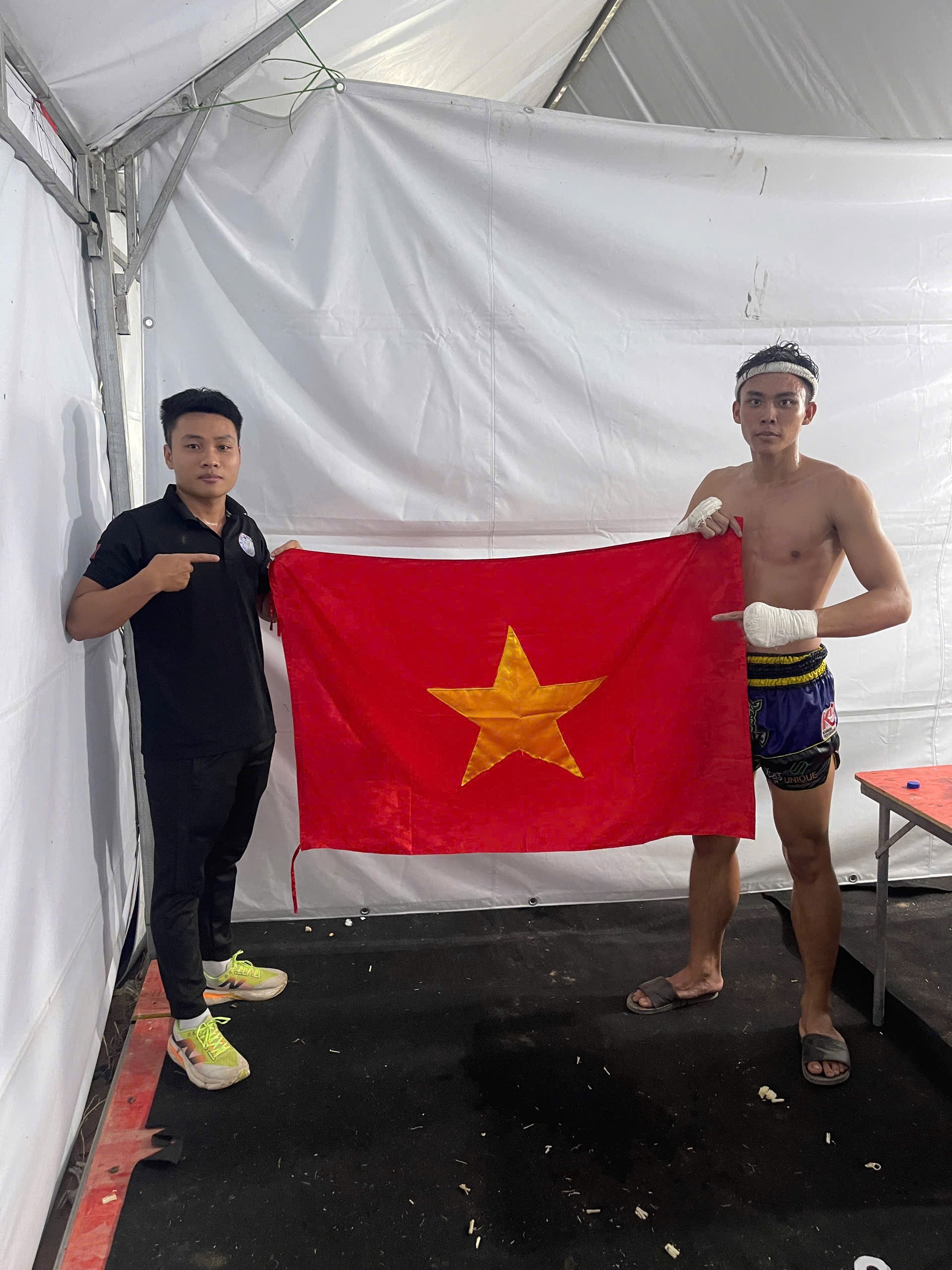 Kickboxing : Un combattant vietnamien remporte une victoire impressionnante au Cambodge - Photo 1. Kickboxing: Võ sĩ Việt thắng ấn tượng tại Campuchia- Ảnh 1.