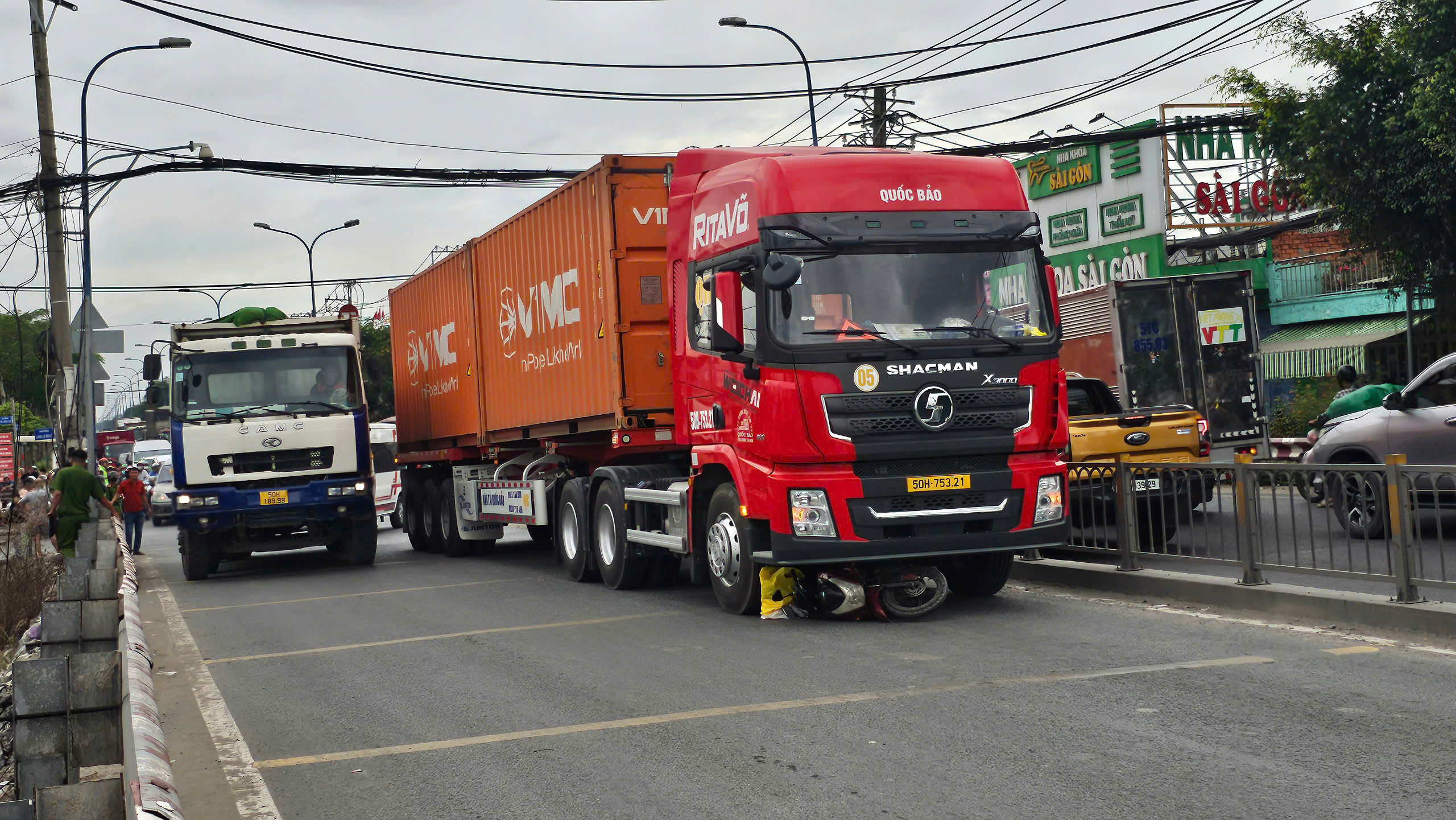 Grave accident de la circulation à une intersection à Binh Chanh - Photo 2. Tai nạn giao thông nghiêm trọng ngay giao lộ ở Bình Chánh- Ảnh 2.