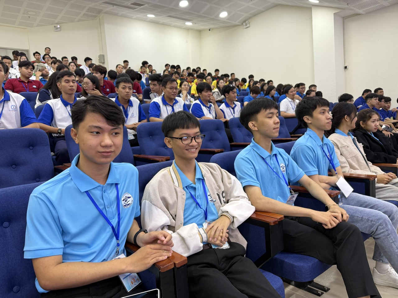 650 élèves ont participé à l'Olympiade de mathématiques pour élèves et lycéens - Photo 1. 650 sinh viên thi Olympic Toán học sinh viên, học sinh- Ảnh 1.