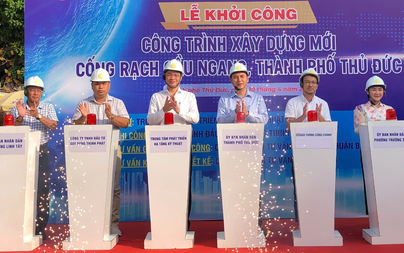 Vì sao nắp cống ở chợ Thủ Đức liên tục bị bung? - Ảnh 2.