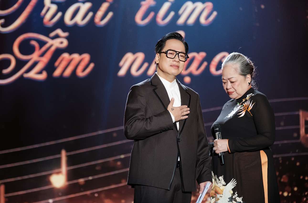 វិចិត្រករប្រជាជន ង្វៀន ធី ថាញ់ ធ្វី បានបង្ហាញខ្លួនយ៉ាងគួរឱ្យចាប់អារម្មណ៍នៅក្នុងកម្មវិធី NSND Nguyễn Thị Thanh Thúy xuất hiện ấn tượng trong chương trình