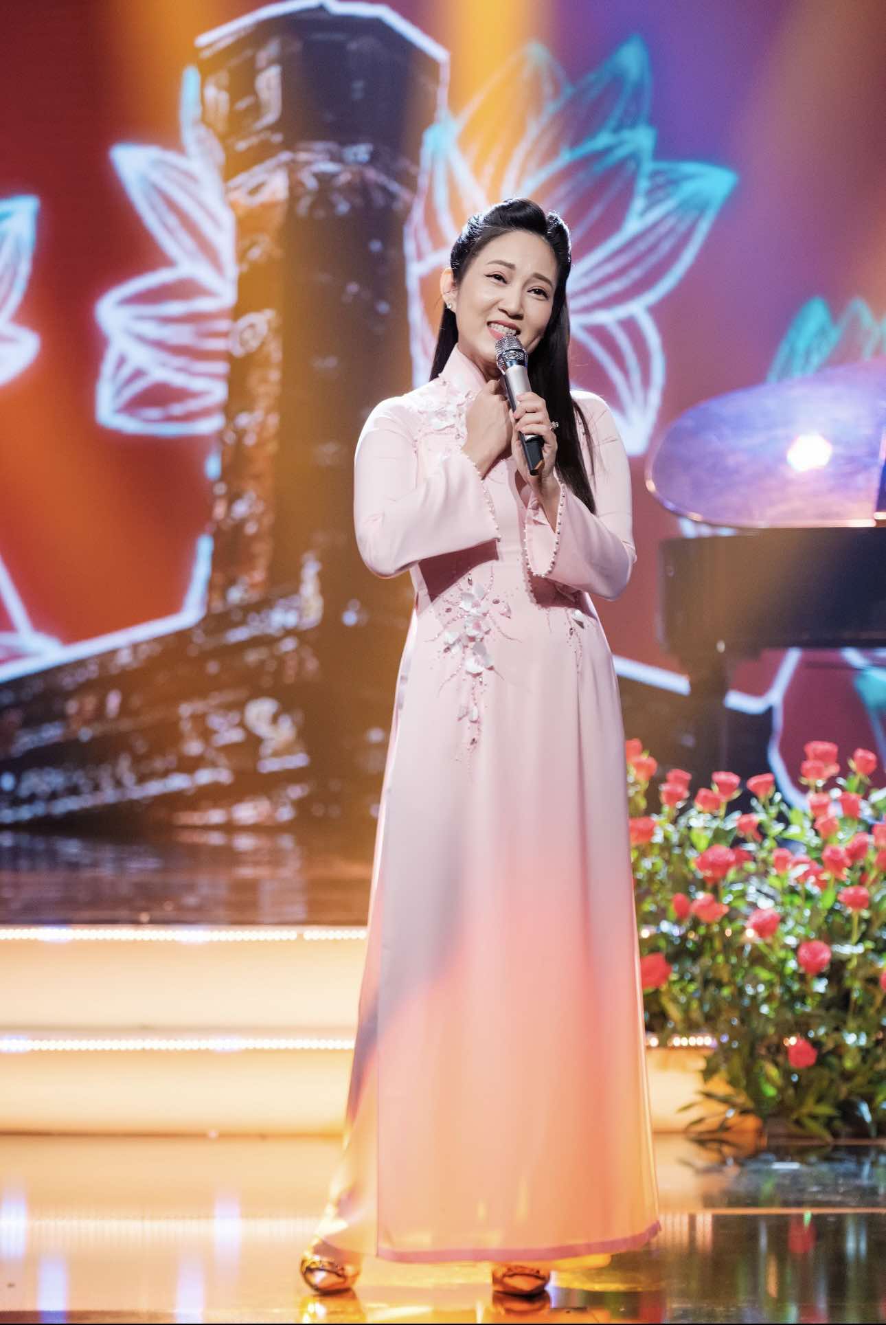 វិចិត្រករប្រជាជន ង្វៀន ធី ថាញ់ ធ្វី បានបង្ហាញខ្លួនយ៉ាងគួរឱ្យចាប់អារម្មណ៍នៅក្នុងកម្មវិធី NSND Nguyễn Thị Thanh Thúy xuất hiện ấn tượng trong chương trình