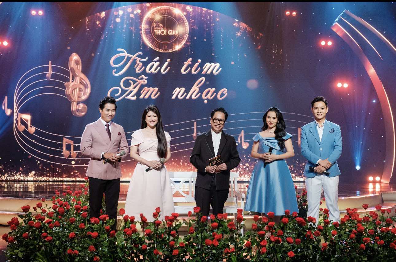 វិចិត្រករប្រជាជន ង្វៀន ធី ថាញ់ ធ្វី បានបង្ហាញខ្លួនយ៉ាងគួរឱ្យចាប់អារម្មណ៍នៅក្នុងកម្មវិធី NSND Nguyễn Thị Thanh Thúy xuất hiện ấn tượng trong chương trình