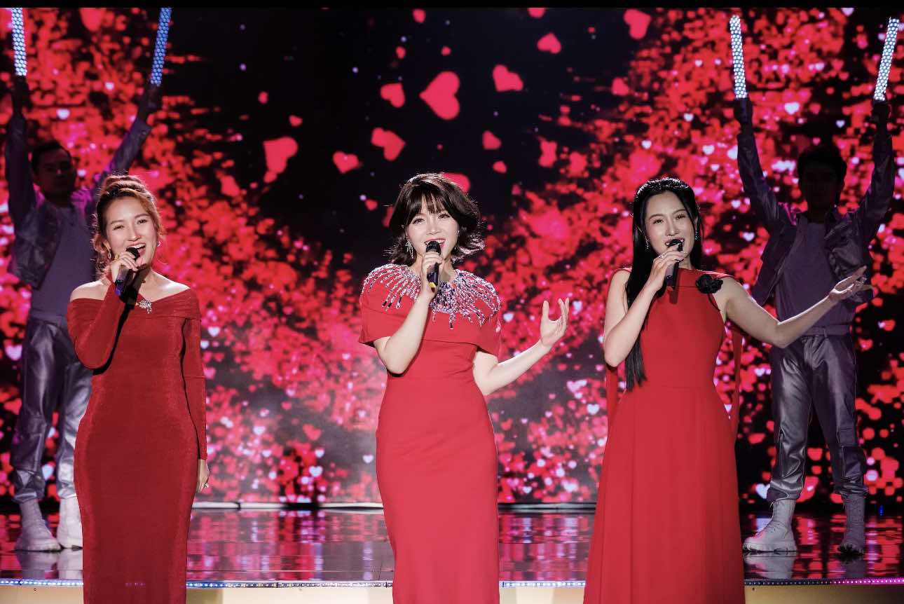 វិចិត្រករប្រជាជន ង្វៀន ធី ថាញ់ ធ្វី បានបង្ហាញខ្លួនយ៉ាងគួរឱ្យចាប់អារម្មណ៍នៅក្នុងកម្មវិធី NSND Nguyễn Thị Thanh Thúy xuất hiện ấn tượng trong chương trình