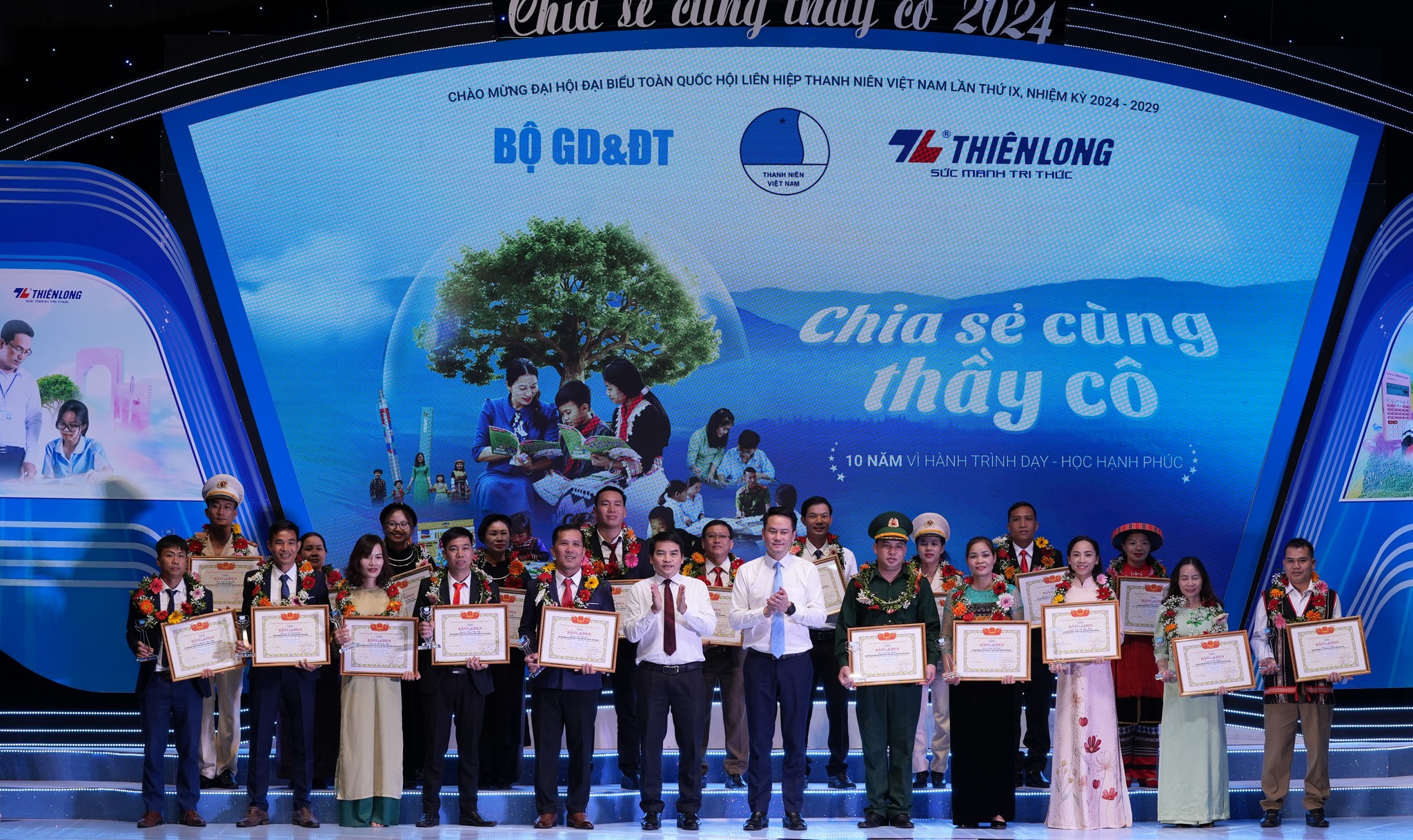 Buchstaben säen im Hochland - Foto 3. Gieo chữ ở vùng cao- Ảnh 3.