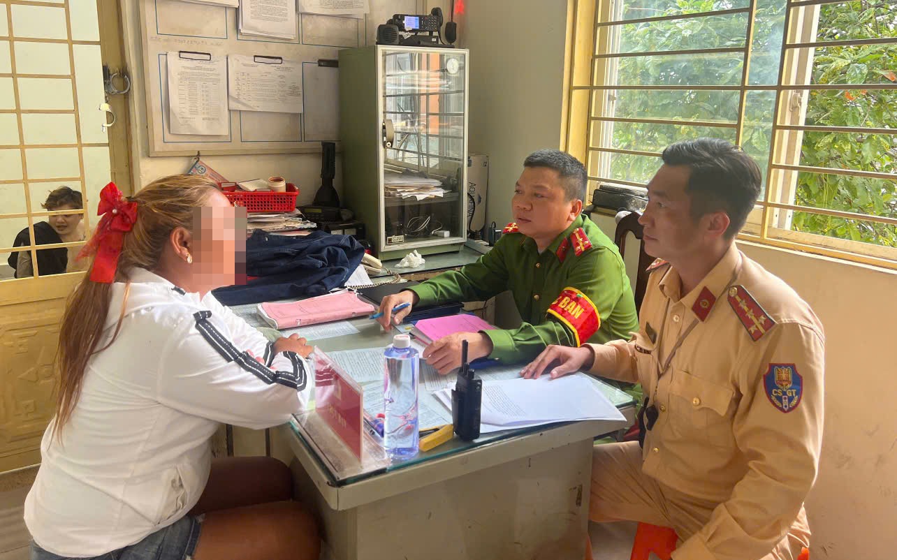 Cô gái thả 2 tay lướt điện thọai khi lái xe và phản ứng cộng đồng mạng gây xôn xao - Ảnh 2. Cô gái thả 2 tay lướt điện thọai khi lái xe và phản ứng cộng đồng mạng gây xôn xao - Ảnh 2.