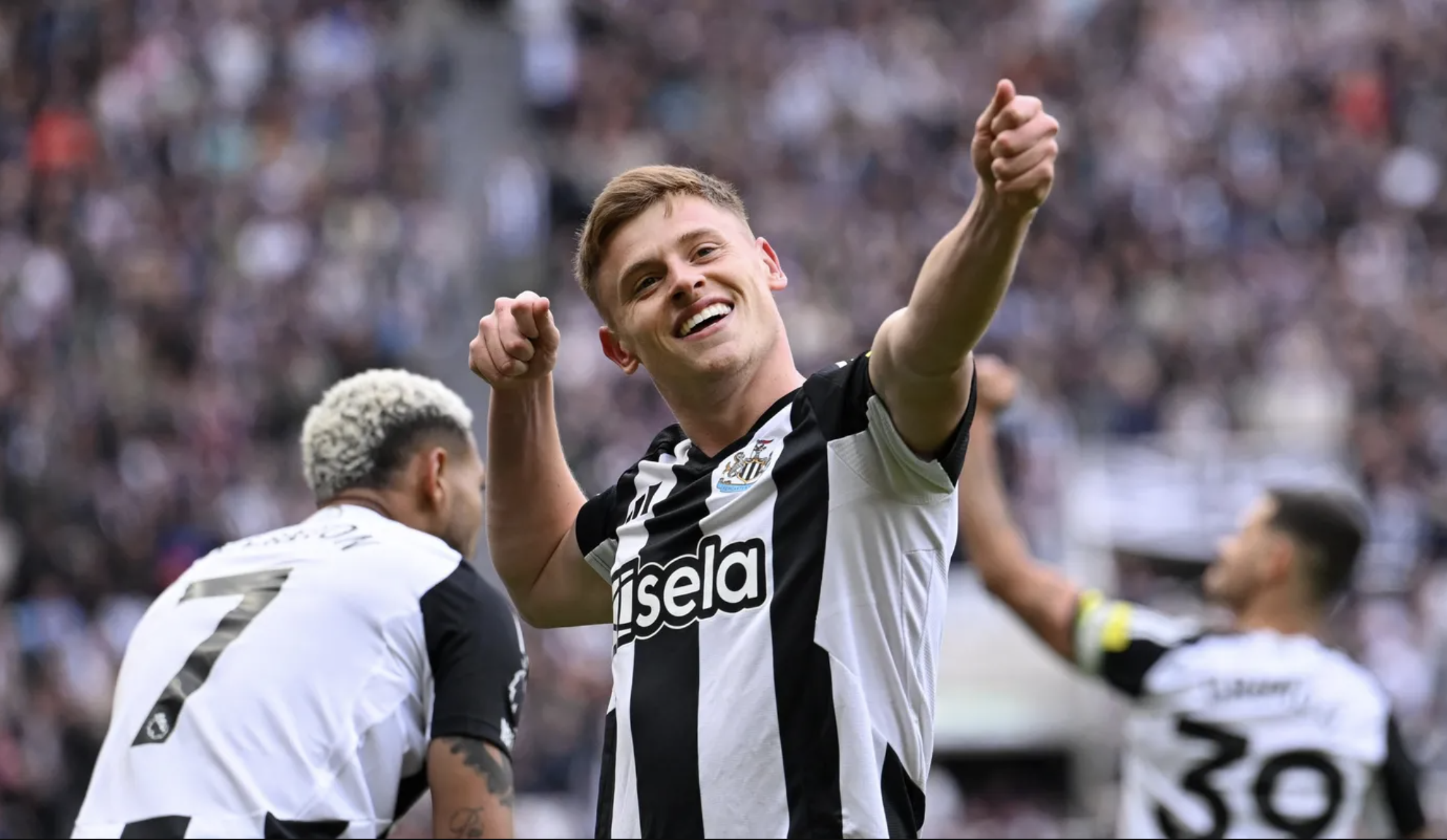 ក្រុម Man United បានរងបរាជ័យយ៉ាងធ្ងន់ធ្ងរទល់នឹងក្រុម Newcastle ដោយធ្លាក់ទៅបាតតារាង - រូបភាពទី 3។ Man United thua tan tác Newcastle, chạm đáy thảm họa- Ảnh 3.