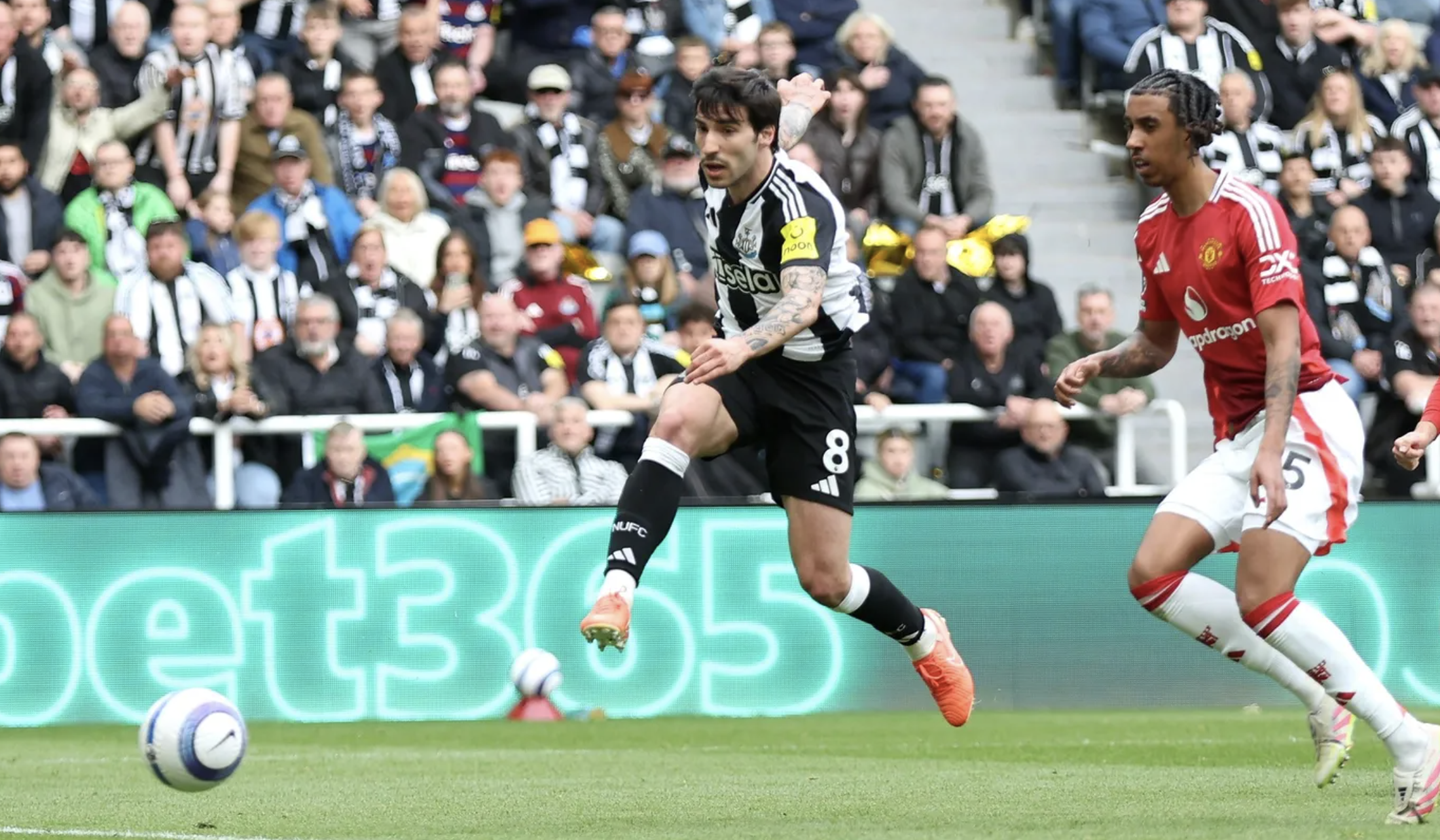 ក្រុម Man United បានរងបរាជ័យយ៉ាងធ្ងន់ធ្ងរទល់នឹងក្រុម Newcastle ដោយធ្លាក់ទៅបាតតារាង - រូបភាពទី 1។ Man United thua tan tác Newcastle, chạm đáy thảm họa- Ảnh 1.