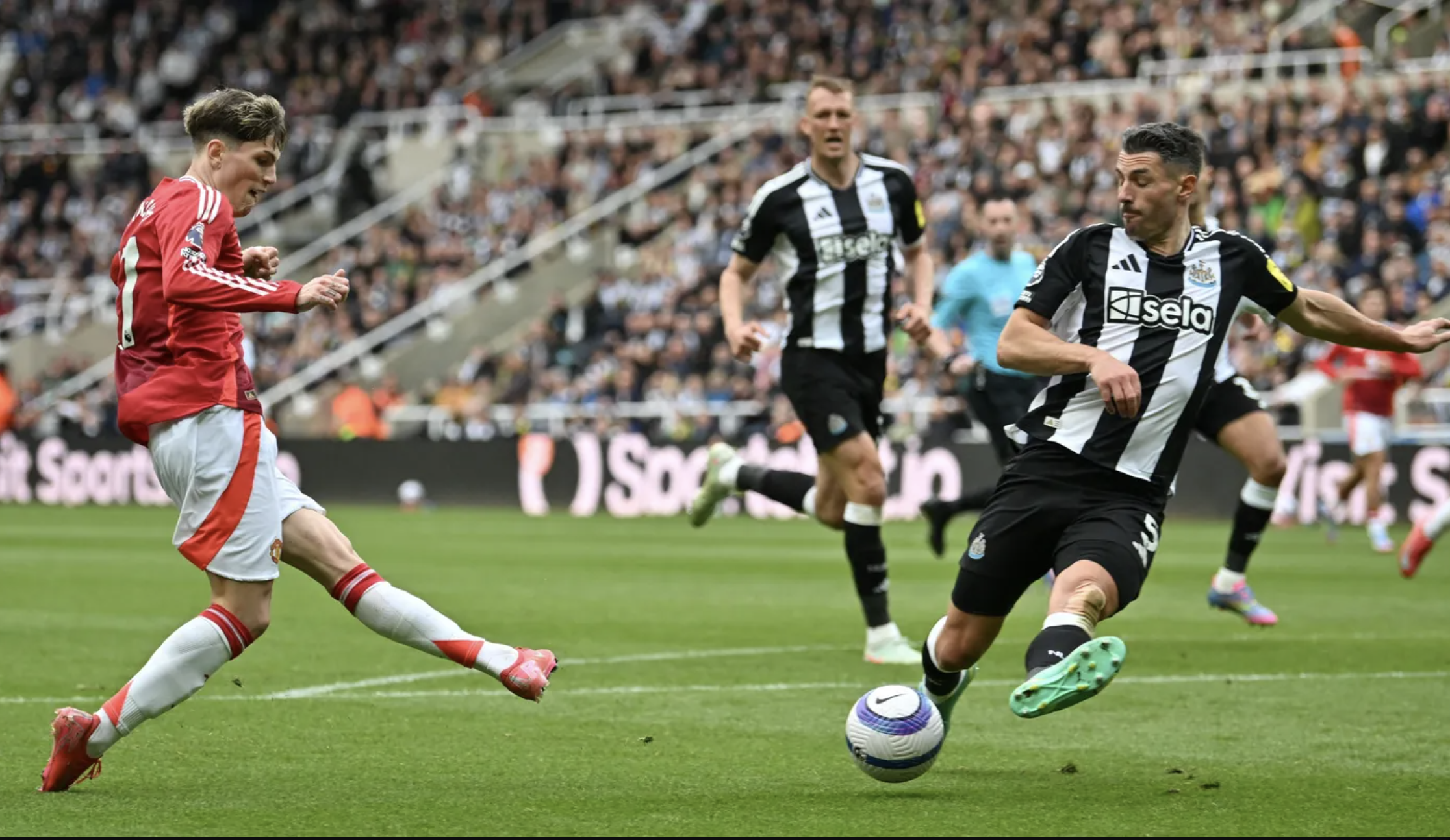 ក្រុម Man United បានរងបរាជ័យយ៉ាងធ្ងន់ធ្ងរទល់នឹងក្រុម Newcastle ដោយធ្លាក់ទៅបាតតារាង - រូបភាពទី 2។ Man United thua tan tác Newcastle, chạm đáy thảm họa- Ảnh 2.