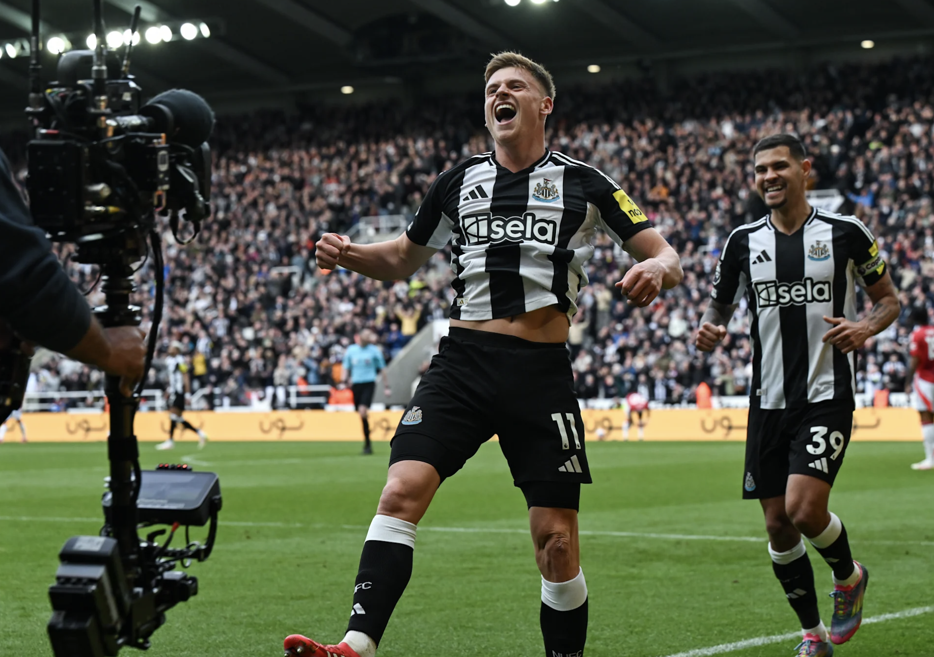 ក្រុម Man United បានរងបរាជ័យយ៉ាងធ្ងន់ធ្ងរទល់នឹងក្រុម Newcastle ដោយធ្លាក់ទៅបាតតារាង - រូបភាពទី 6។ Man United thua tan tác Newcastle, chạm đáy thảm họa- Ảnh 6.