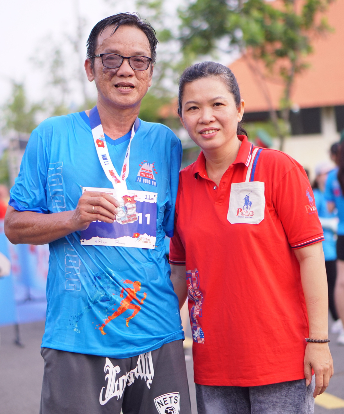 រូបភាពដ៏រំជួលចិត្តរបស់អត្តពលិកពិការដែលបានបញ្ចប់ការរត់ពាក់កណ្តាលម៉ារ៉ាតុងលើកទី 2 ដែលមានចំណងជើងថា Xúc động hình ảnh VĐV khuyết tật về đích Giải Half Marathon