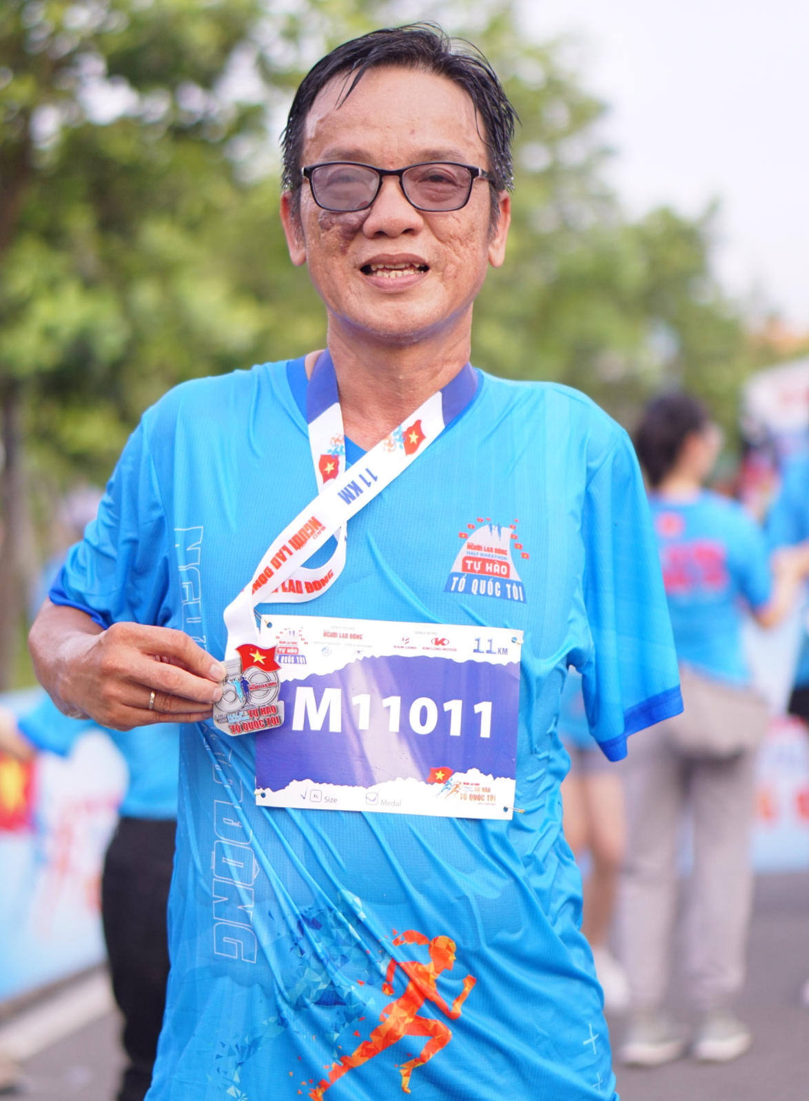 រូបភាពដ៏រំជួលចិត្តរបស់អត្តពលិកពិការដែលបានបញ្ចប់ការរត់ពាក់កណ្តាលម៉ារ៉ាតុងលើកទី 2 ដែលមានចំណងជើងថា Xúc động hình ảnh VĐV khuyết tật về đích Giải Half Marathon