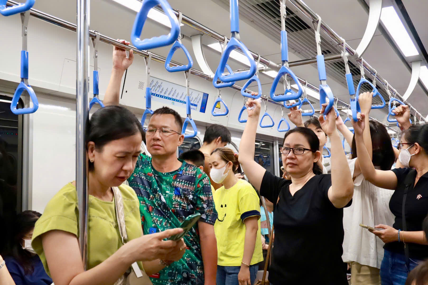 Ga metro Bến Thành rộn ràng như “lễ hội cuối tuần” trong đêm 13-4- Ảnh 5. Ga metro Bến Thành rộn ràng như “lễ hội cuối tuần” trong đêm 13-4- Ảnh 5.
