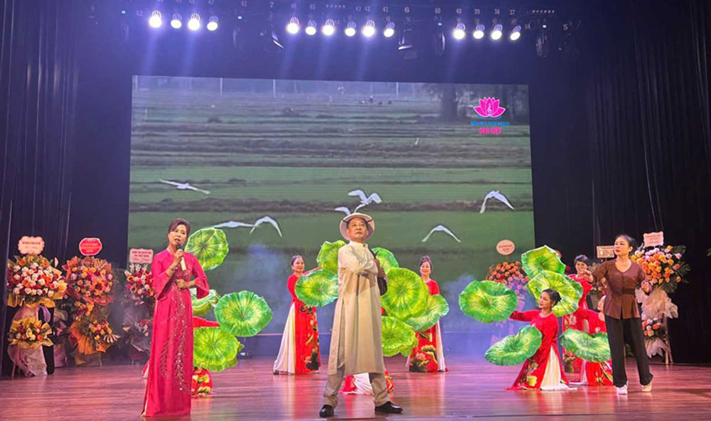 ការសម្តែងនេះបានបង្កើតឡើងវិញនូវរូបភាពរបស់លោក ង្វៀន តាតថាញ់ (ហូជីមិញ) ដែលចេញដំណើរស្វែងរកមធ្យោបាយដើម្បីជួយសង្គ្រោះប្រទេសជាតិ។ រូបថត៖ សមាជិកព្រឹទ្ធសភាវៀតនៃអង្គការយូណេស្កូ។ Tiết mục tái hiện hình ảnh Nguyễn Tất Thành ra đi tìm đường cứu nước. Ảnh: UNESCO Sen Việt