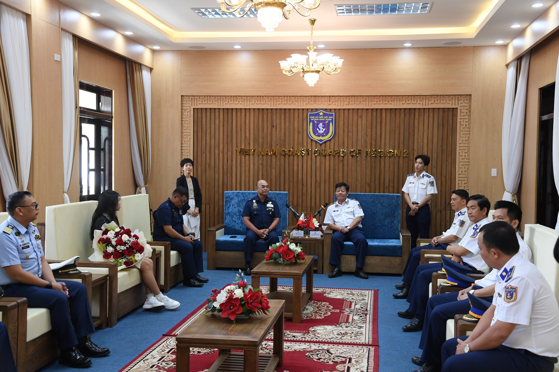Mitarbeiter der philippinischen Küstenwache interagieren im Hauptquartier der Küstenwachenregion 2 - Foto 1. Lực lượng bảo vệ bờ biển Philippines giao lưu tại Bộ Tư lệnh Vùng Cảnh sát biển 2- Ảnh 1.