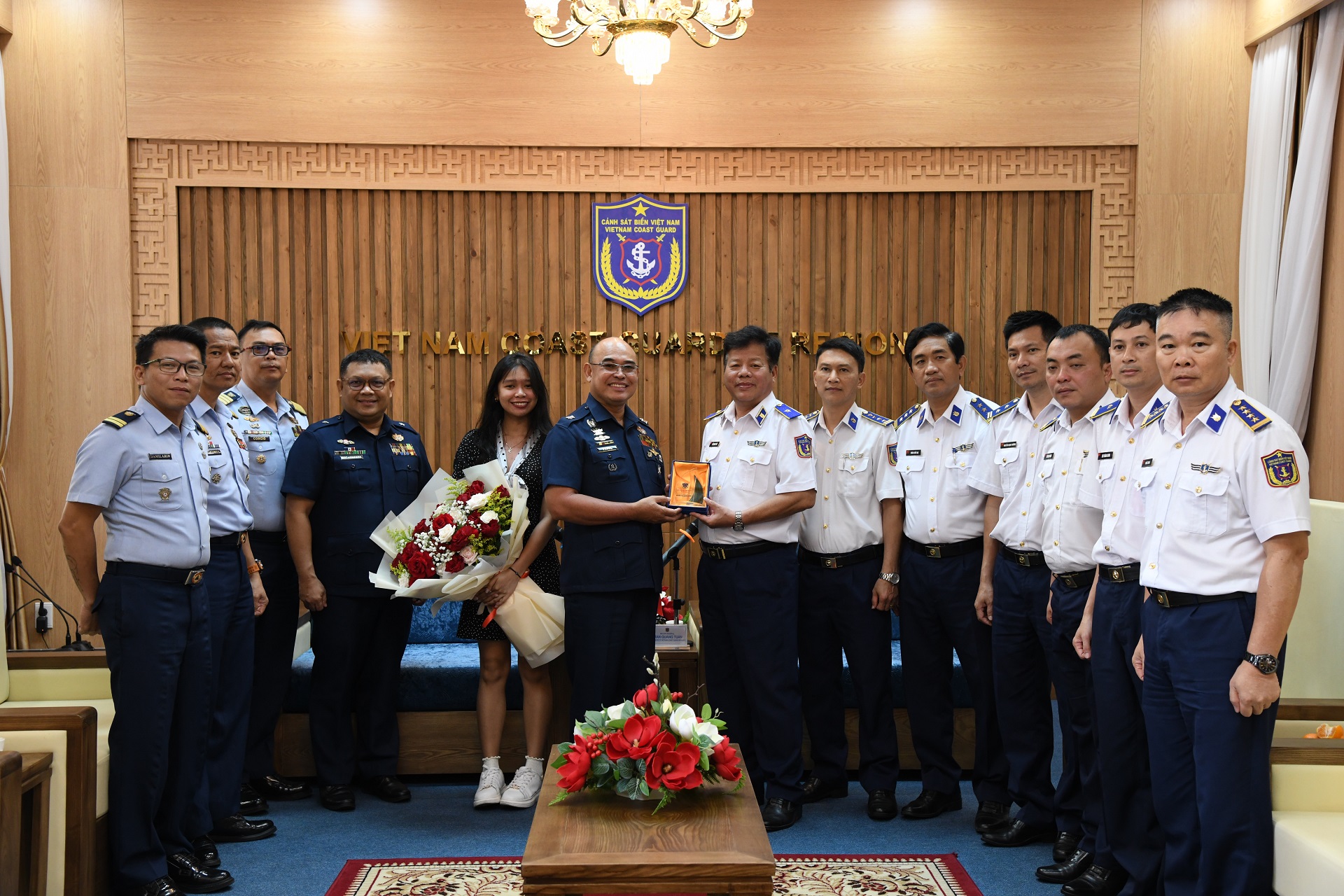 Mitarbeiter der philippinischen Küstenwache interagieren im Hauptquartier der Küstenwachenregion 2 - Foto 2. Lực lượng bảo vệ bờ biển Philippines giao lưu tại Bộ Tư lệnh Vùng Cảnh sát biển 2- Ảnh 2.