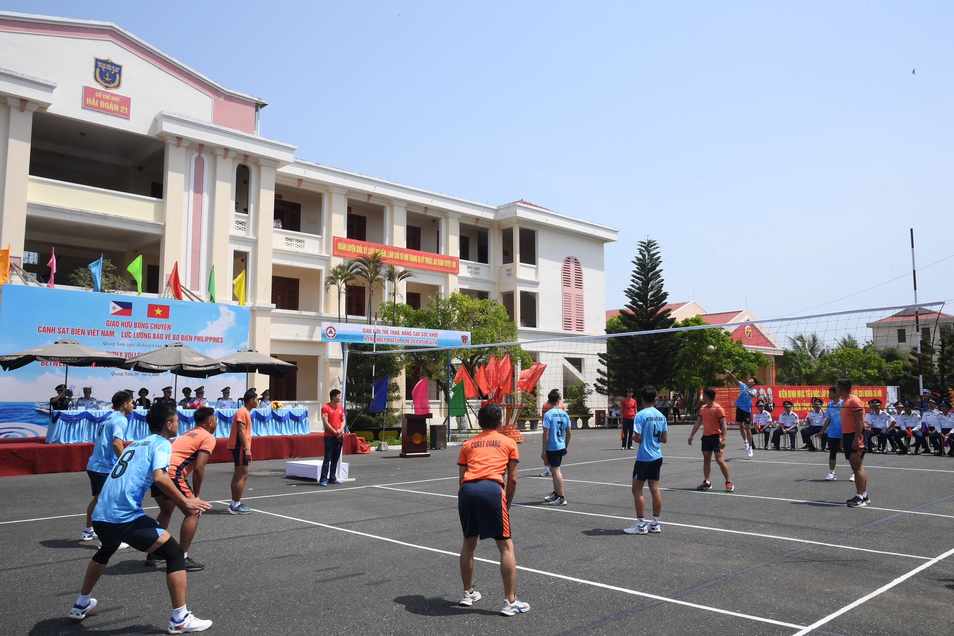 Mitarbeiter der philippinischen Küstenwache interagieren im Hauptquartier der Küstenwachenregion 2 - Foto 3. Lực lượng bảo vệ bờ biển Philippines giao lưu tại Bộ Tư lệnh Vùng Cảnh sát biển 2- Ảnh 3.