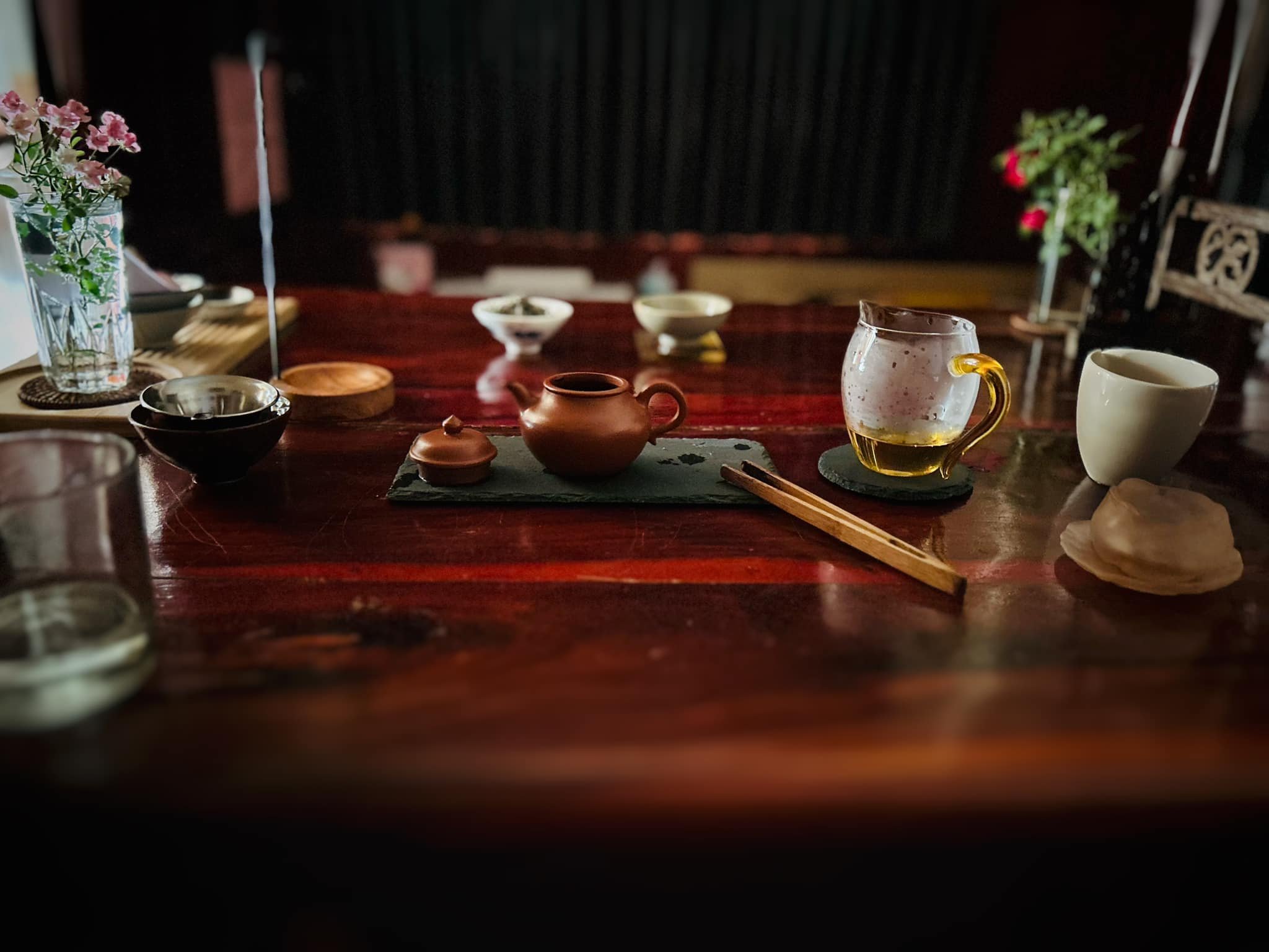 يستخدم كل نوع من أنواع الشاي نوعًا مختلفًا من أباريق الشاي المصنوعة من طين ييشينغ. Mỗi loại trà lại sử dụng một loại ẩm tử sa thạch biều khác nhau