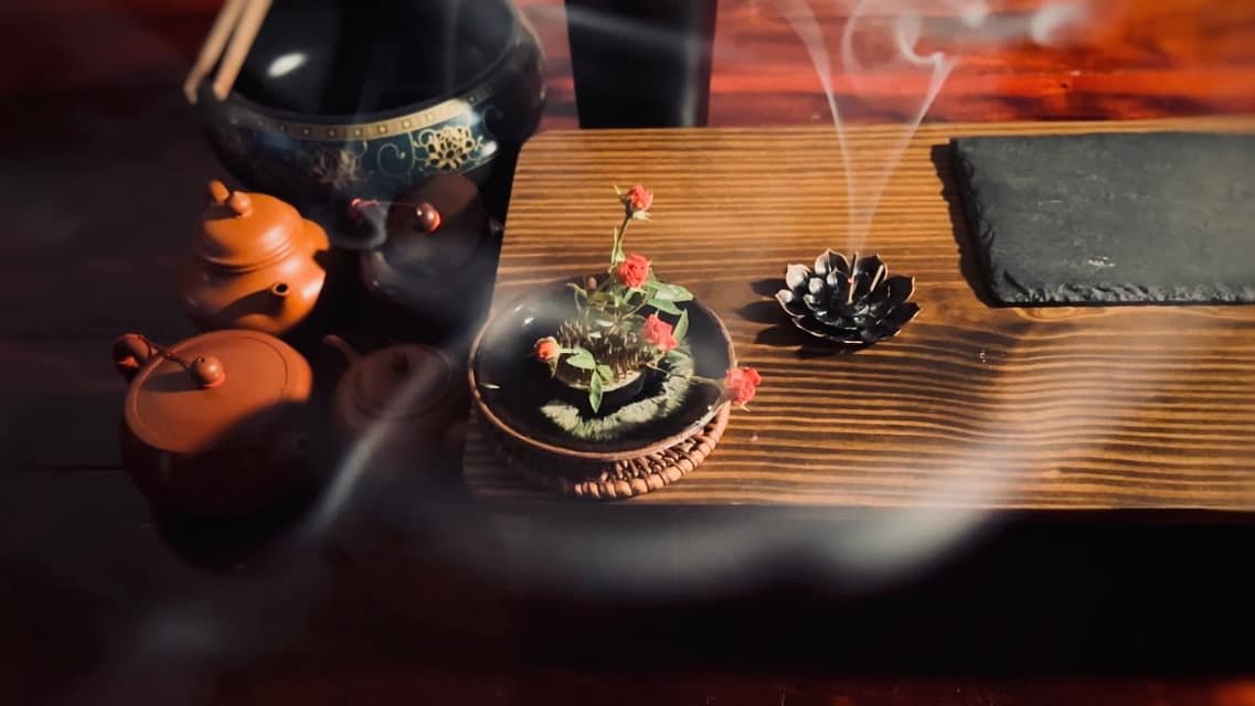 تفوح رائحة العود في جميع أنحاء مكان مراسم الشاي. Trầm hương vấn vít quanh không gian trà đạo