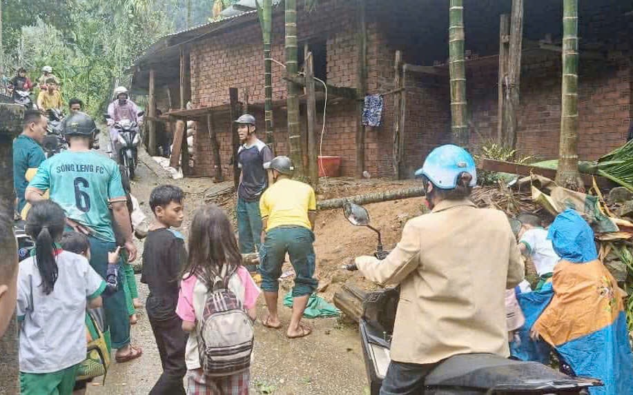 VIDEO: Mưa đ&aacute; k&egrave;m d&ocirc;ng lốc xuất hiện khiến người d&acirc;n bất ngờ - Ảnh 1.