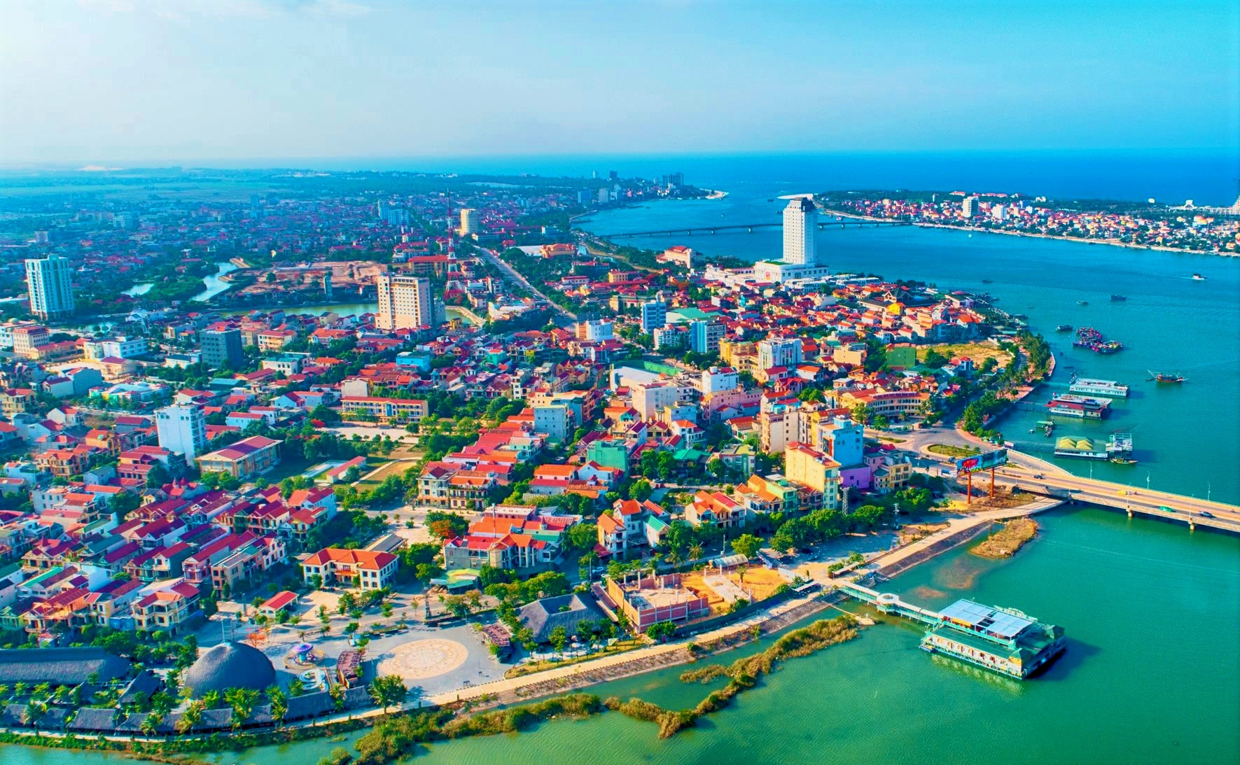 Sáp nhập Quảng Bình - Quảng Trị: Tỉnh mới có bao nhiêu sở, ngành, đơn vị sự nghiệp?- Ảnh 1.