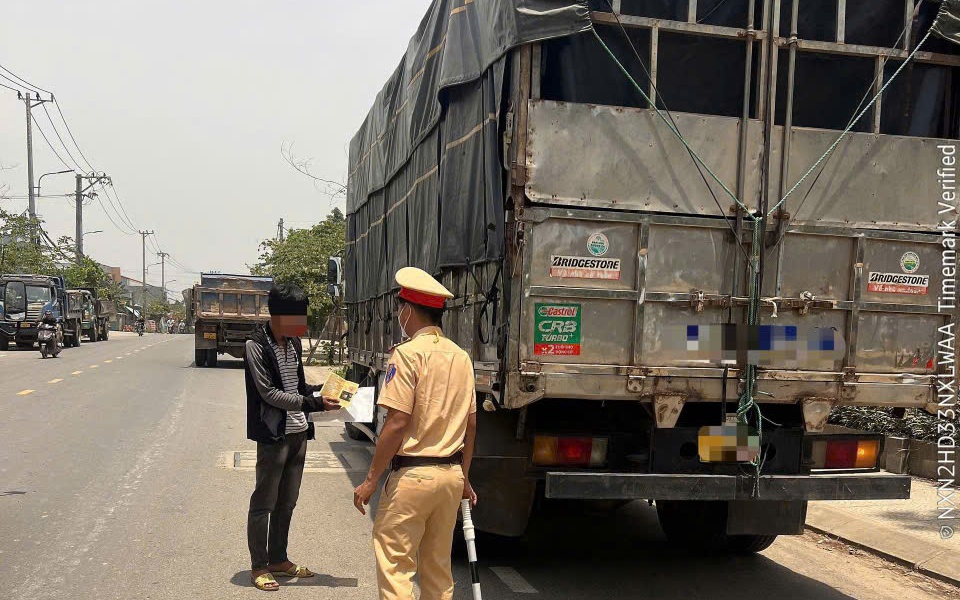 CSGT Đ&agrave; Nẵng xử l&yacute; xe qu&aacute; tải vi phạm đường cấm tại B&agrave; N&agrave; - Ảnh 7.