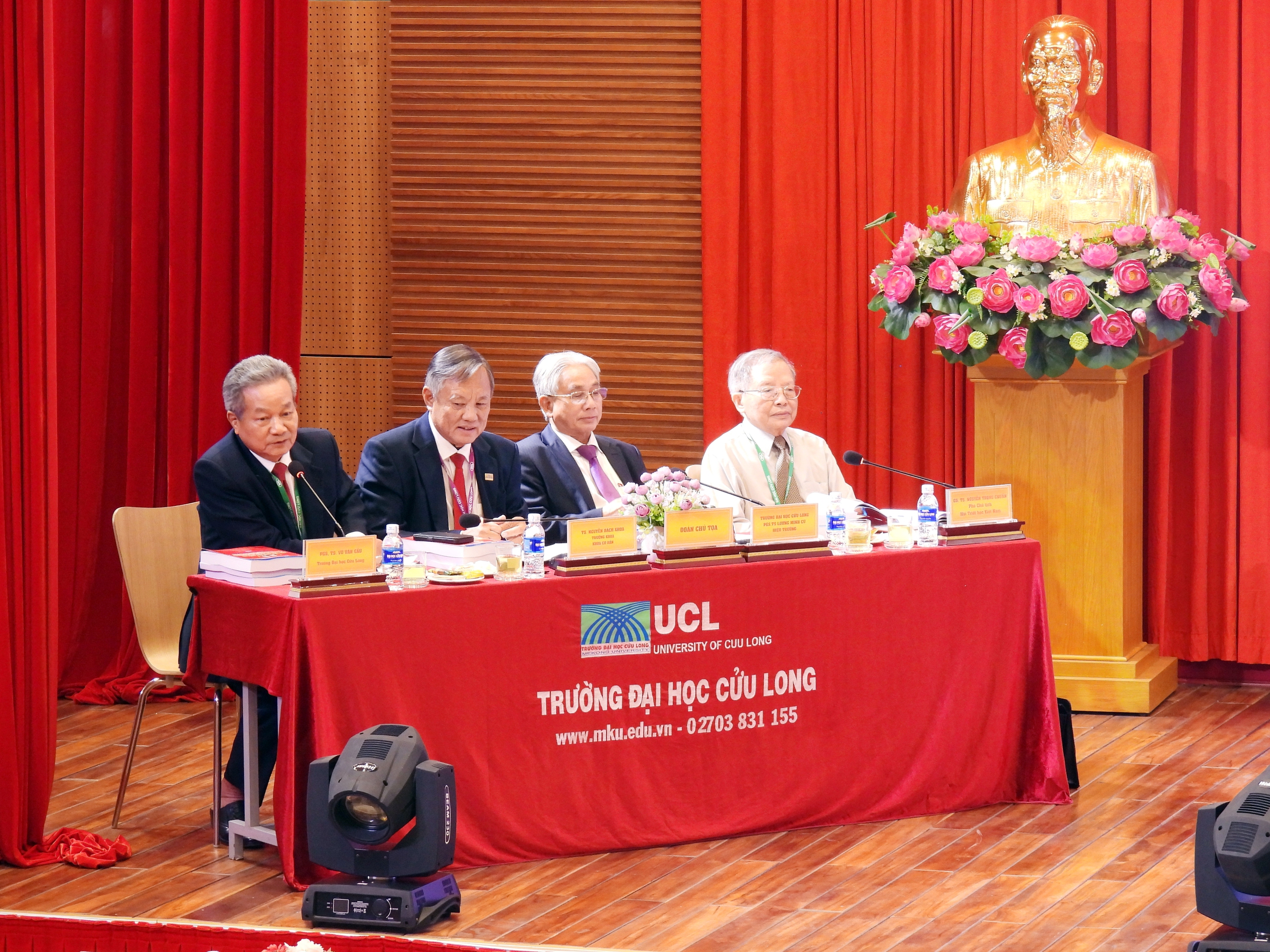 Университет Кыулонг организовал национальную научную конференцию по инновациям в преподавании и обучении - Фото 2. Trường ĐH Cửu Long tổ chức hội thảo khoa học quốc gia về đổi mới giảng dạy, học tập- Ảnh 2.