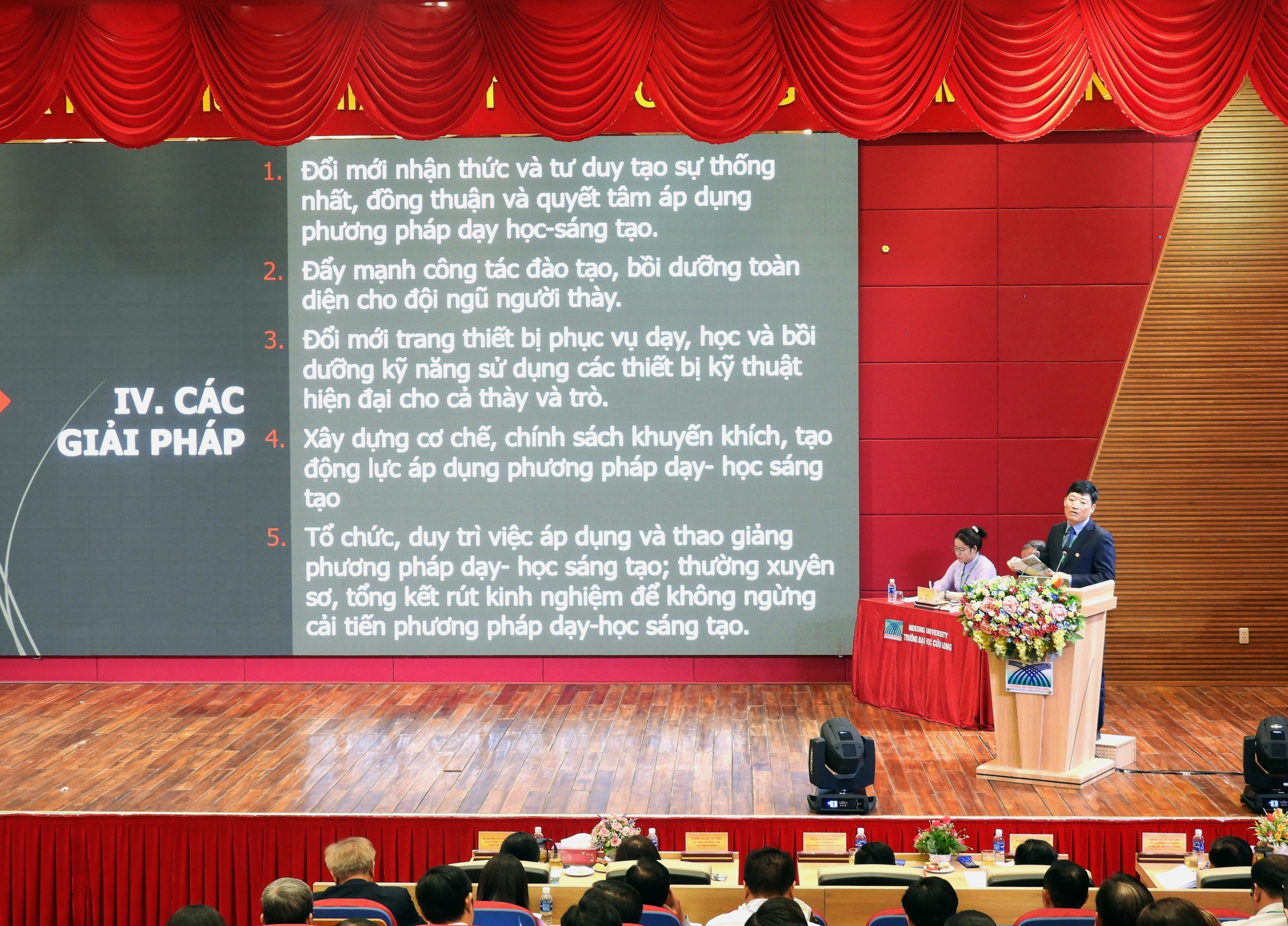 Университет Кыулонг организовал национальную научную конференцию по инновациям в преподавании и обучении - Фото 3. Trường ĐH Cửu Long tổ chức hội thảo khoa học quốc gia về đổi mới giảng dạy, học tập- Ảnh 3.