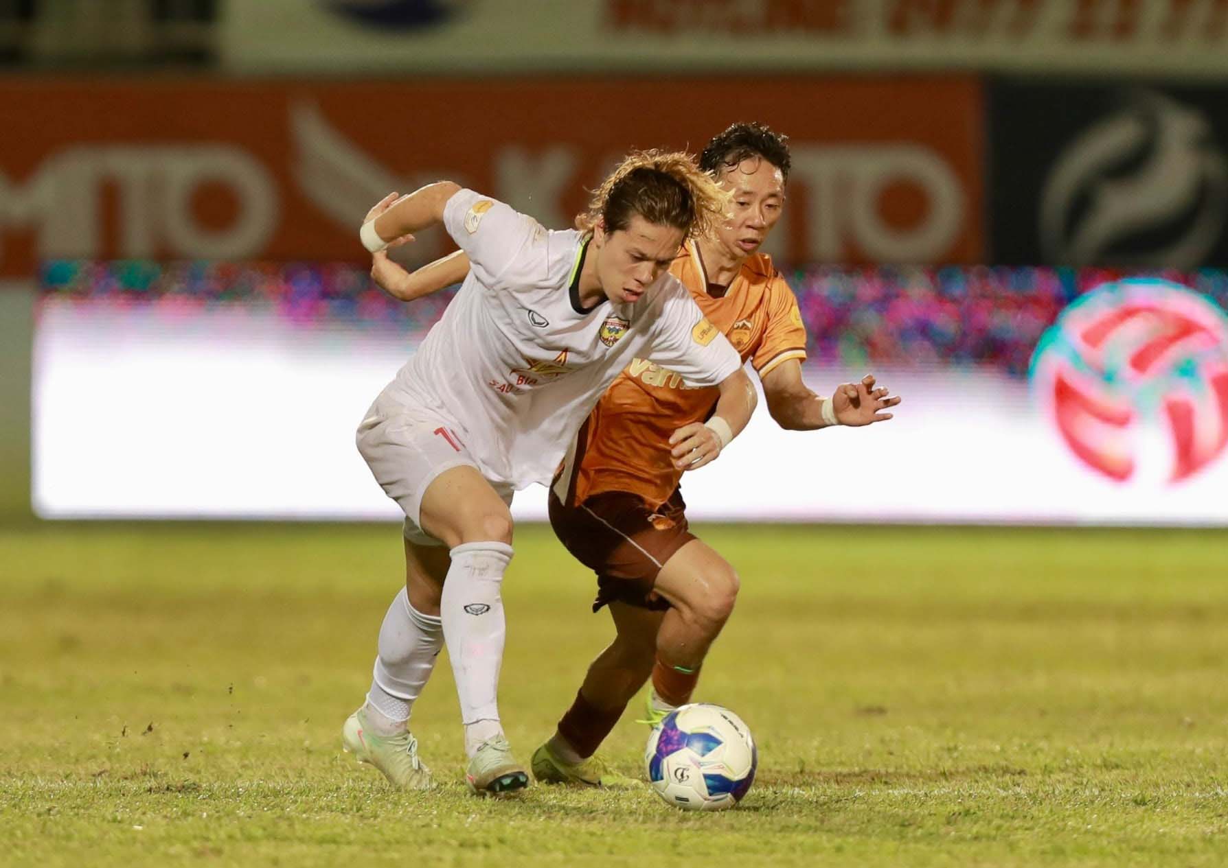 Viktor Lê បន្តភ្លឺ - រូបថត ១. Viktor Lê tiếp tục tỏa sáng- Ảnh 1.