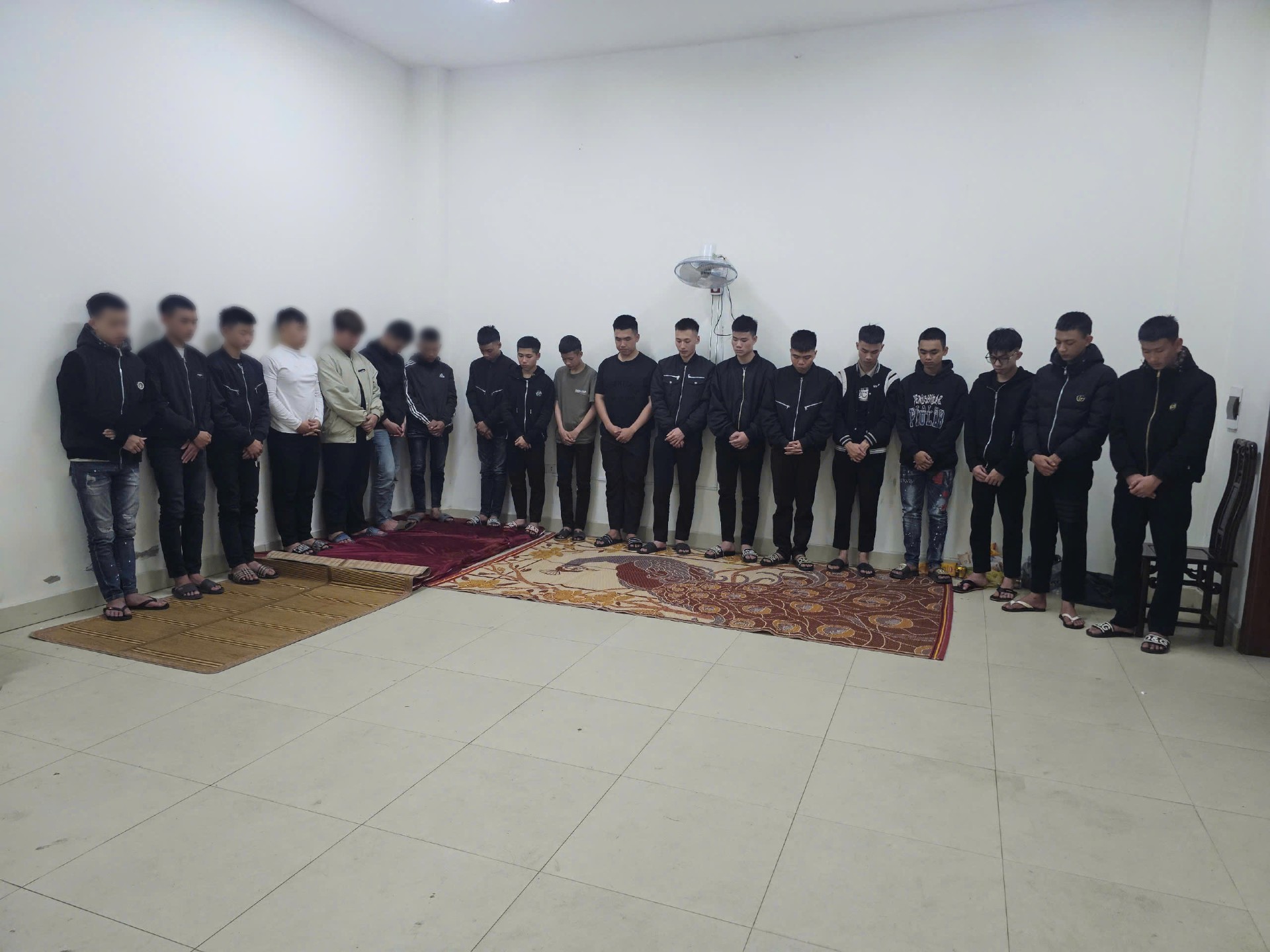 18 đối tượng cầm súng, kiếm truy đuổi nhau gây náo loạn trên nhiều tuyến phố- Ảnh 1. 18 đối tượng cầm súng, kiếm truy đuổi nhau gây náo loạn trên nhiều tuyến phố- Ảnh 1.