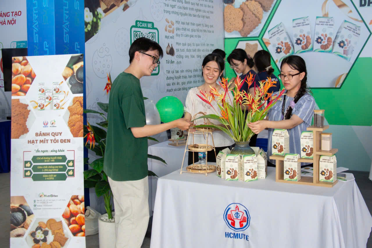 학생들의 창업 정신을 고취하다 - 사진 2. Khơi dậy tinh thần khởi nghiệp trong học sinh, sinh viên- Ảnh 2.