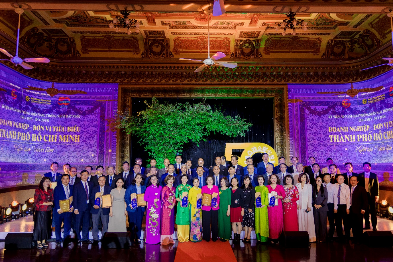 Masan Consumer được vinh danh là doanh nghiệp tiêu biểu của TP HCM- Ảnh 2. A group of people standing in front of a stage AI-generated content may be incorrect.