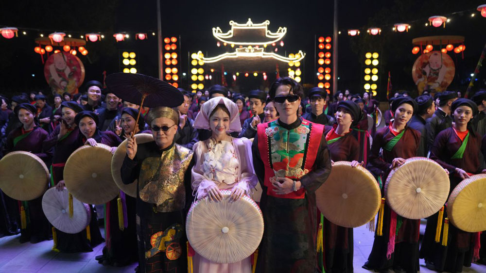 Певица Хоа Минзи добилась успеха с песней «Bac Bling». Фото: NHAT DONG Ca sĩ Hòa Minzy thắng lớn với ca khúc “Bắc Bling”. Ảnh: NHẬT ĐÔNG
