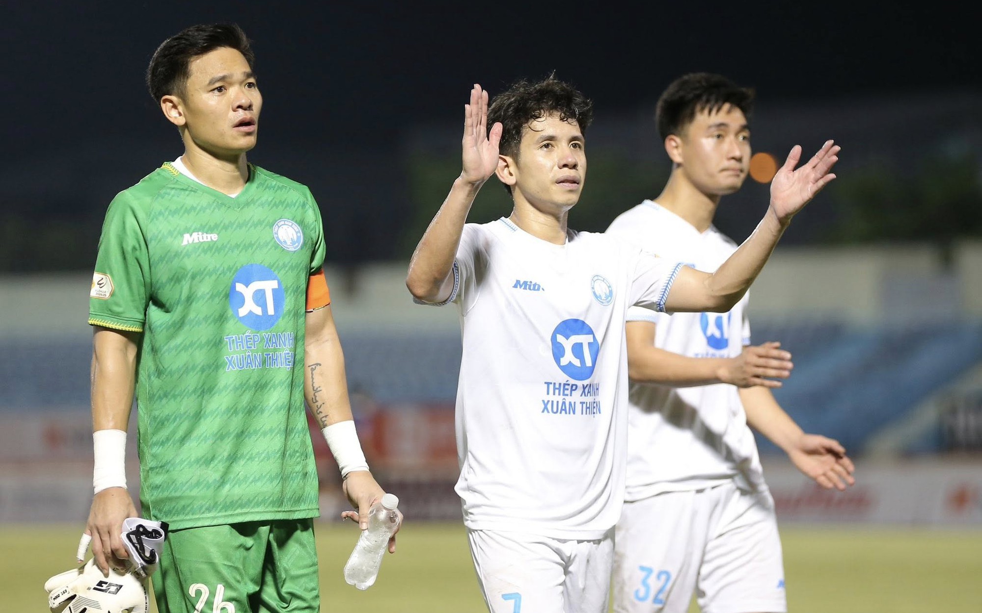 Kịch tính cuộc đua vô địch lẫn trụ hạng V-League - Ảnh 2.