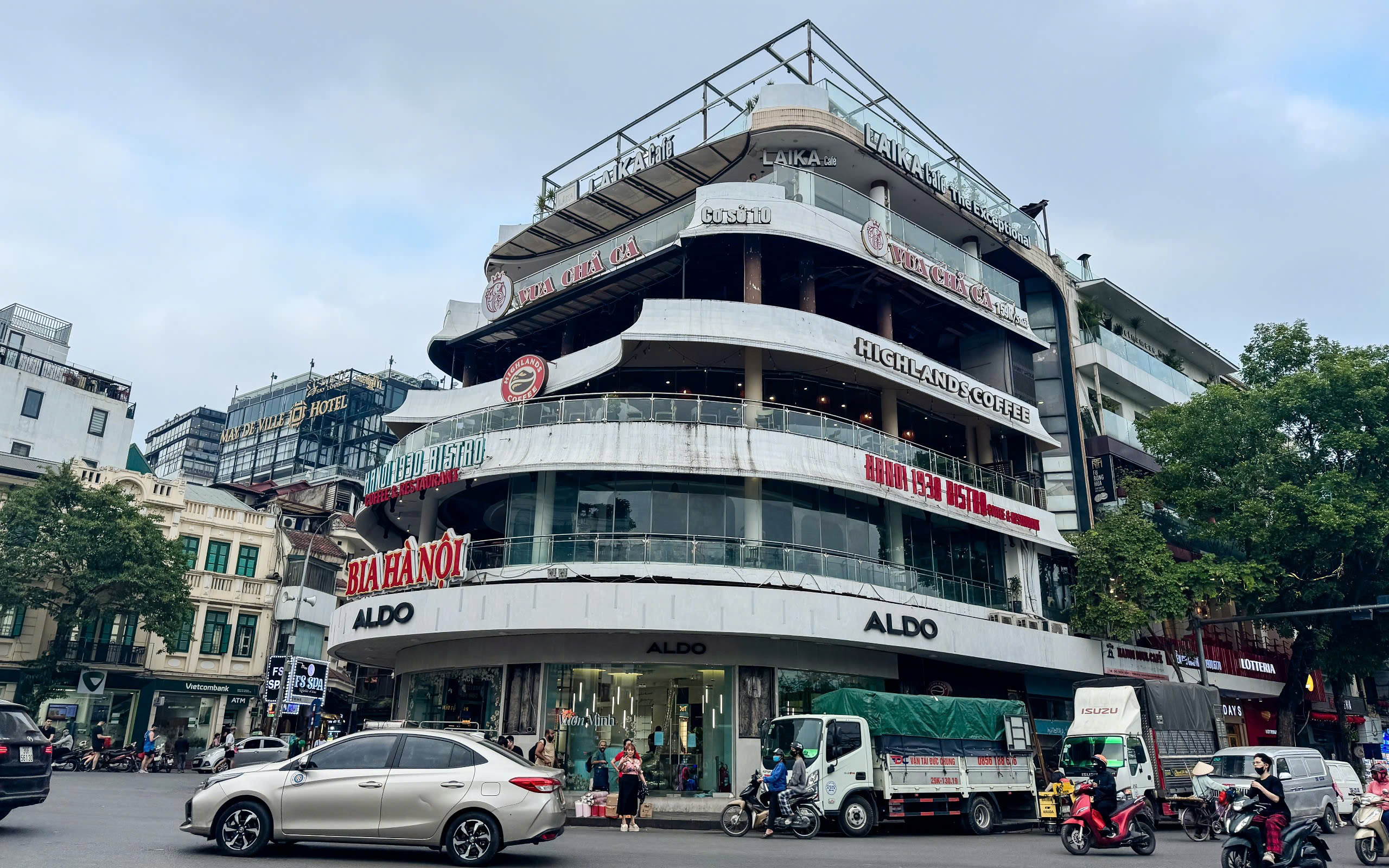 Tháo dỡ, chuyển đồ đạc khỏi tòa nhà "hàm cá mập" để chuẩn bị phá dỡ- Ảnh 1. Tháo dỡ, chuyển đồ đạc khỏi tòa nhà "hàm cá mập" để chuẩn bị phá dỡ- Ảnh 1.