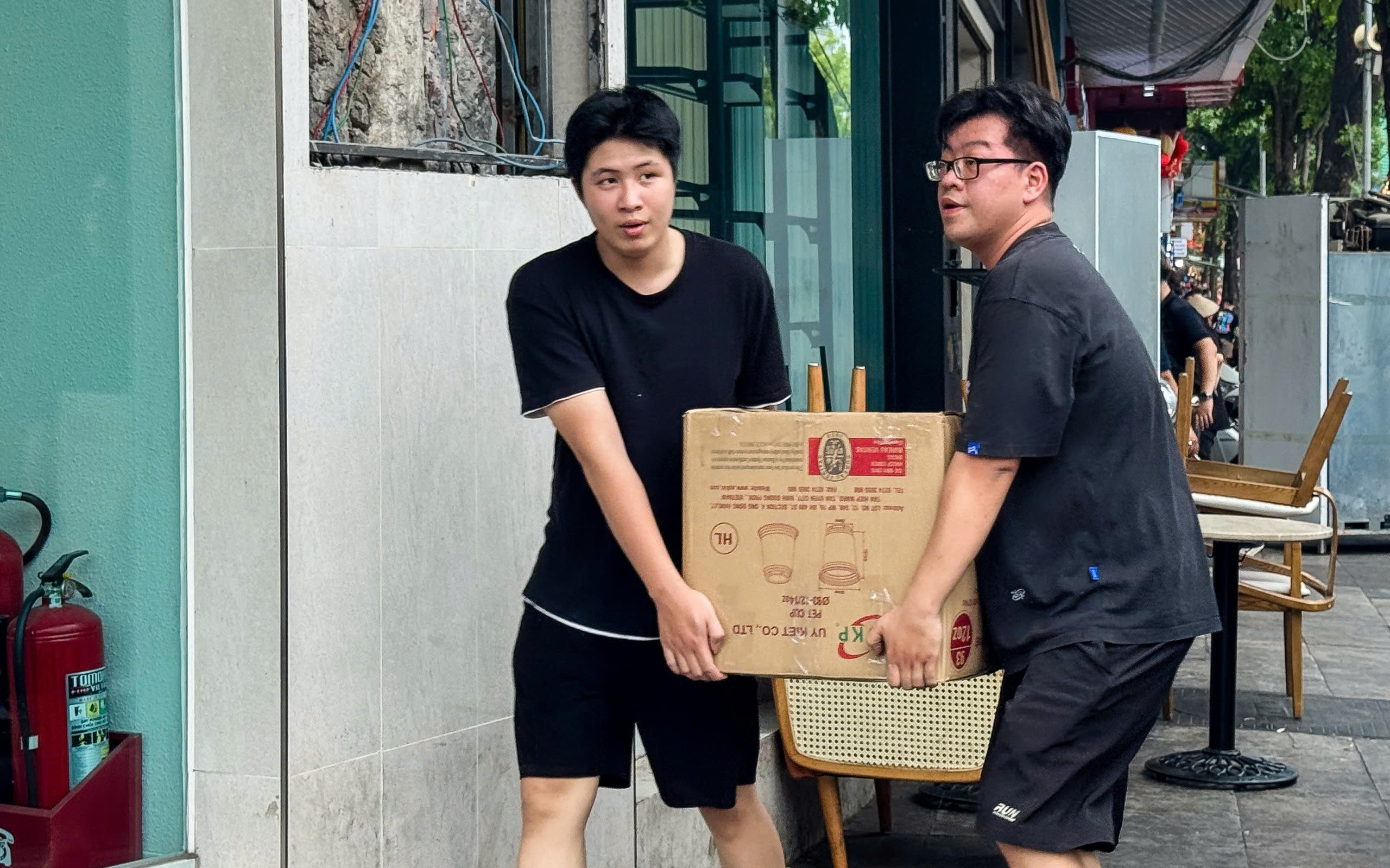 Tháo dỡ, chuyển đồ đạc khỏi tòa nhà "hàm cá mập" để chuẩn bị phá dỡ- Ảnh 7. Tháo dỡ, chuyển đồ đạc khỏi tòa nhà "hàm cá mập" để chuẩn bị phá dỡ- Ảnh 7.