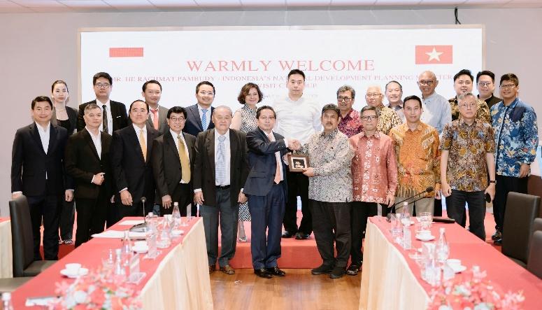 Bộ trưởng Kế hoạch Phát triển Quốc gia Indonesia thăm Việt Nam, xúc tiến hợp tác với CT Group- Ảnh 1. A group of people posing for a photo AI-generated content may be incorrect.